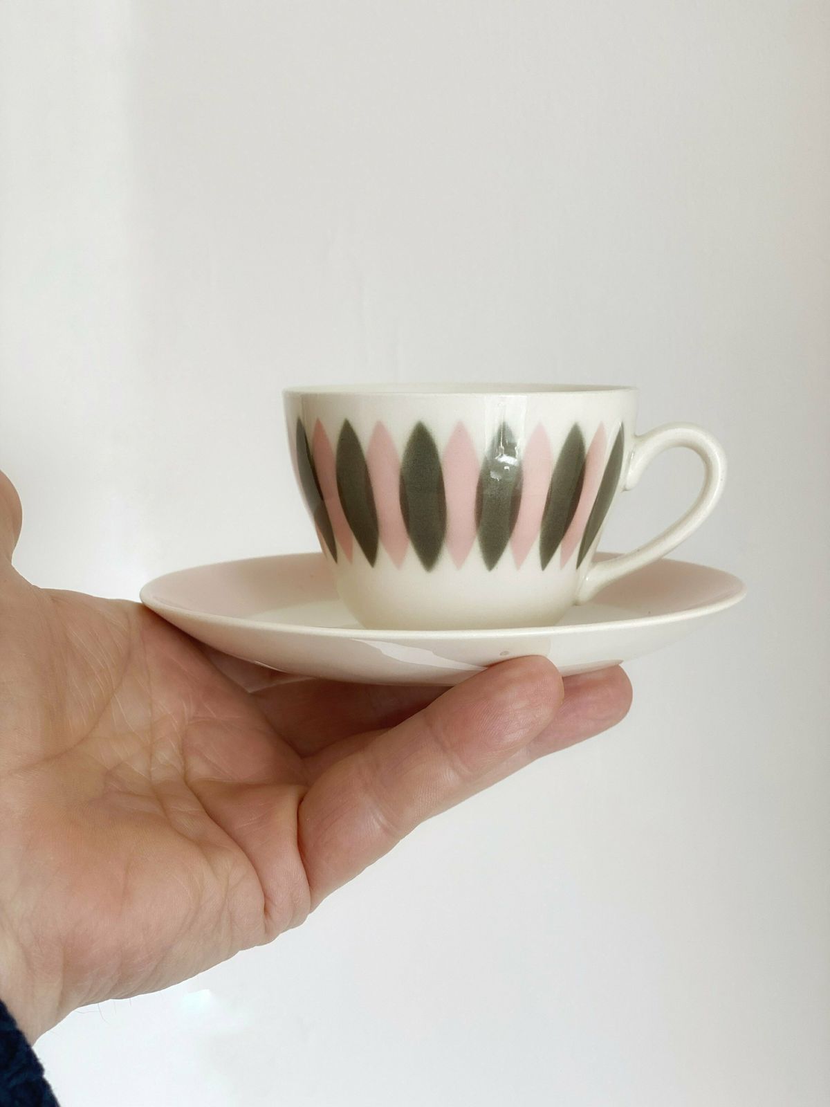 photo furniture Royal Copenhagen Aluminia ‘Ida’ Coffee Cups 1959