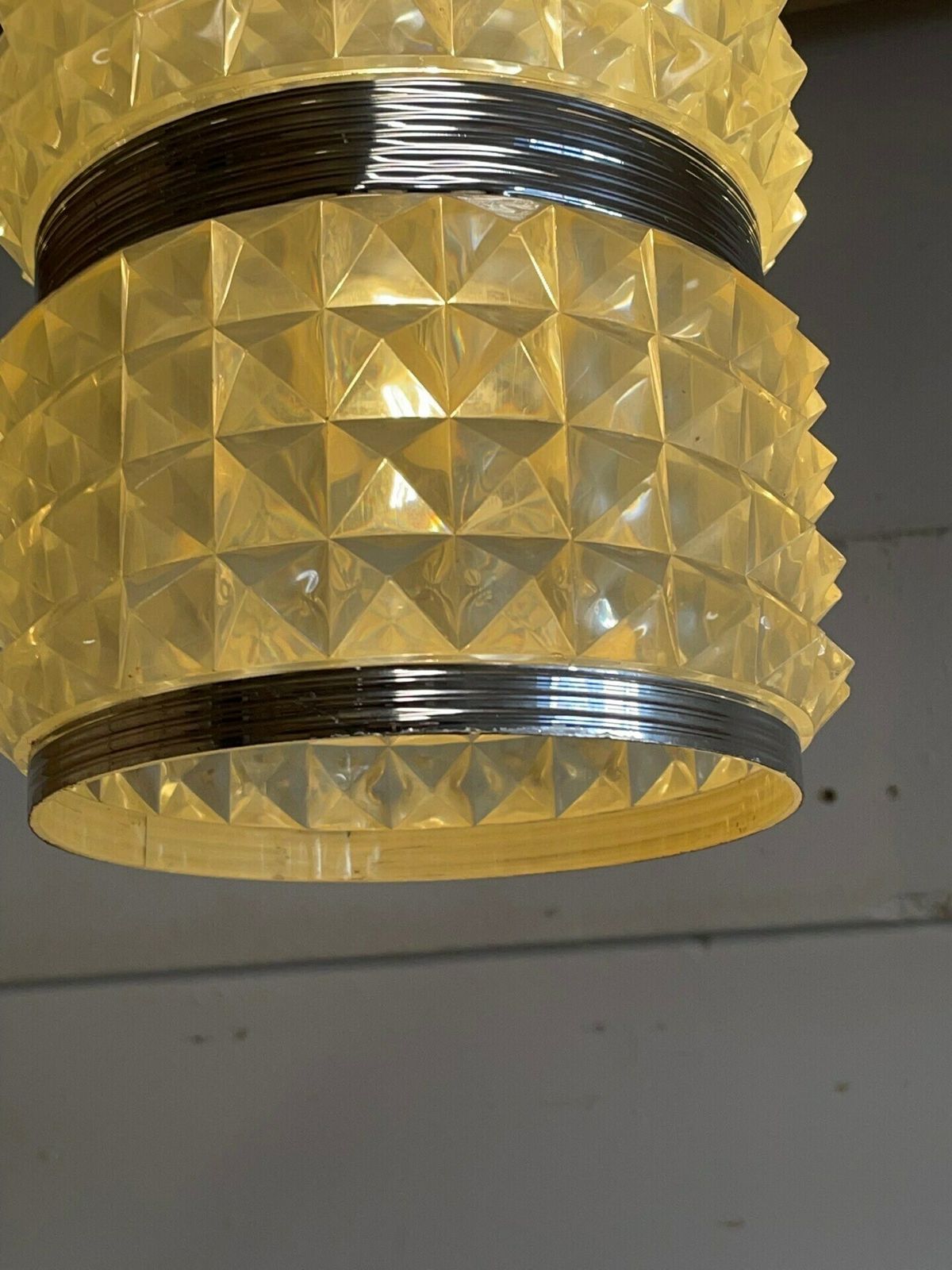 Vintage Hanglamp Uit De Jaren '70 — Plastic Fantastic! Gesneden Plastic Motief Met Bijpassende Plafondrozet photo vinterior