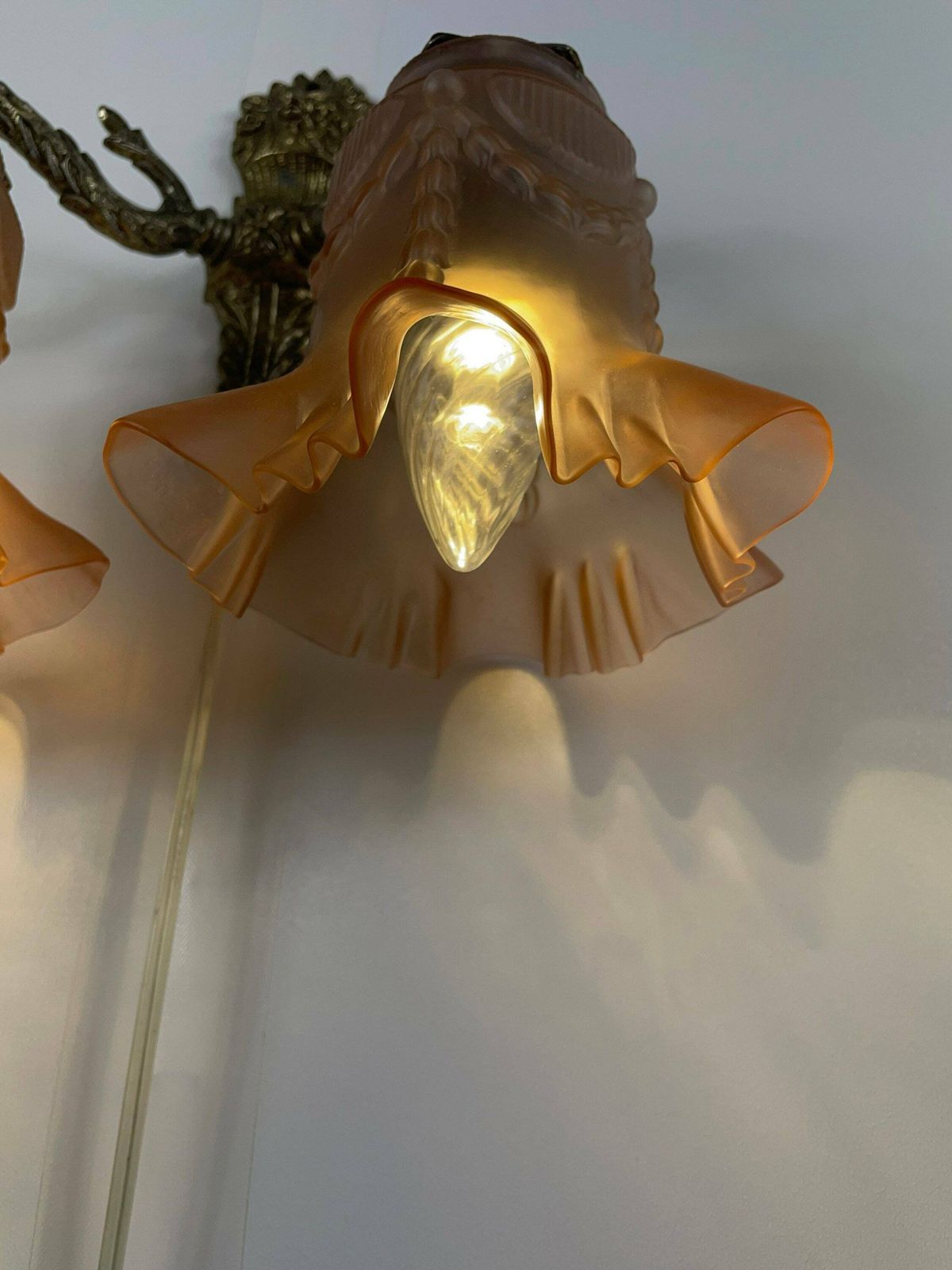 photo for sale Art Deco Antieke Wandlamp – Messing Armatuur Met Twee Roze Satijnglazen Kappen Met Rokjesmotief