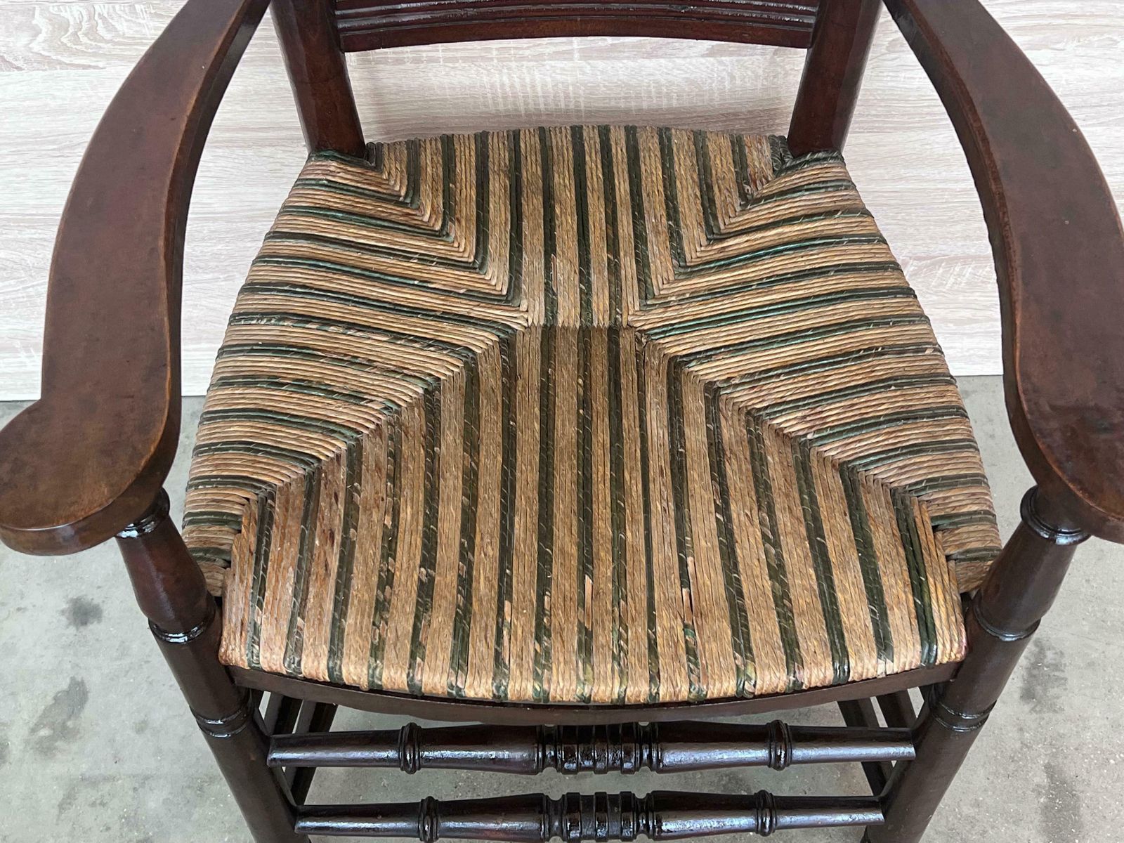 photo furniture Paire de fauteuils espagnols à dossier en fer à cheval et cannage