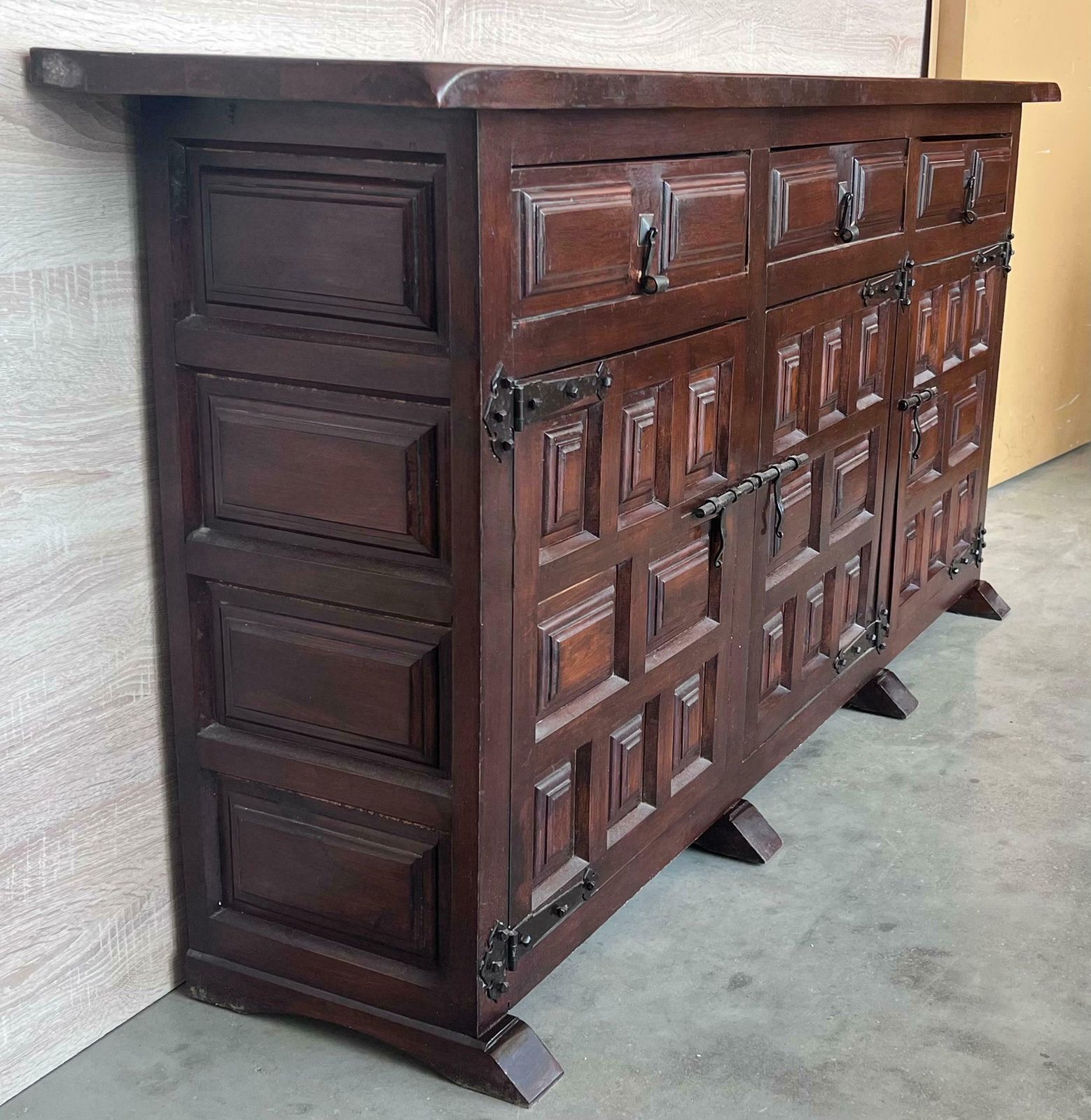 Buffet baroque catalan en noyer sculpté, style toscan, trois tiroirs photo 4360.0