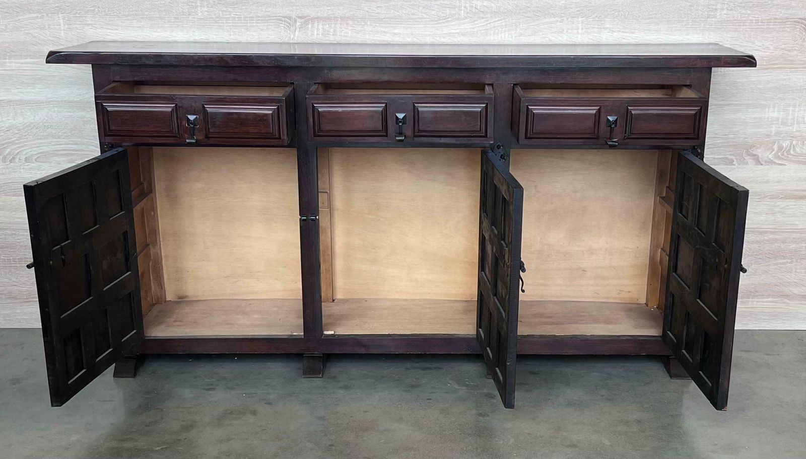 Buffet baroque catalan en noyer sculpté, style toscan, trois tiroirs photo buy