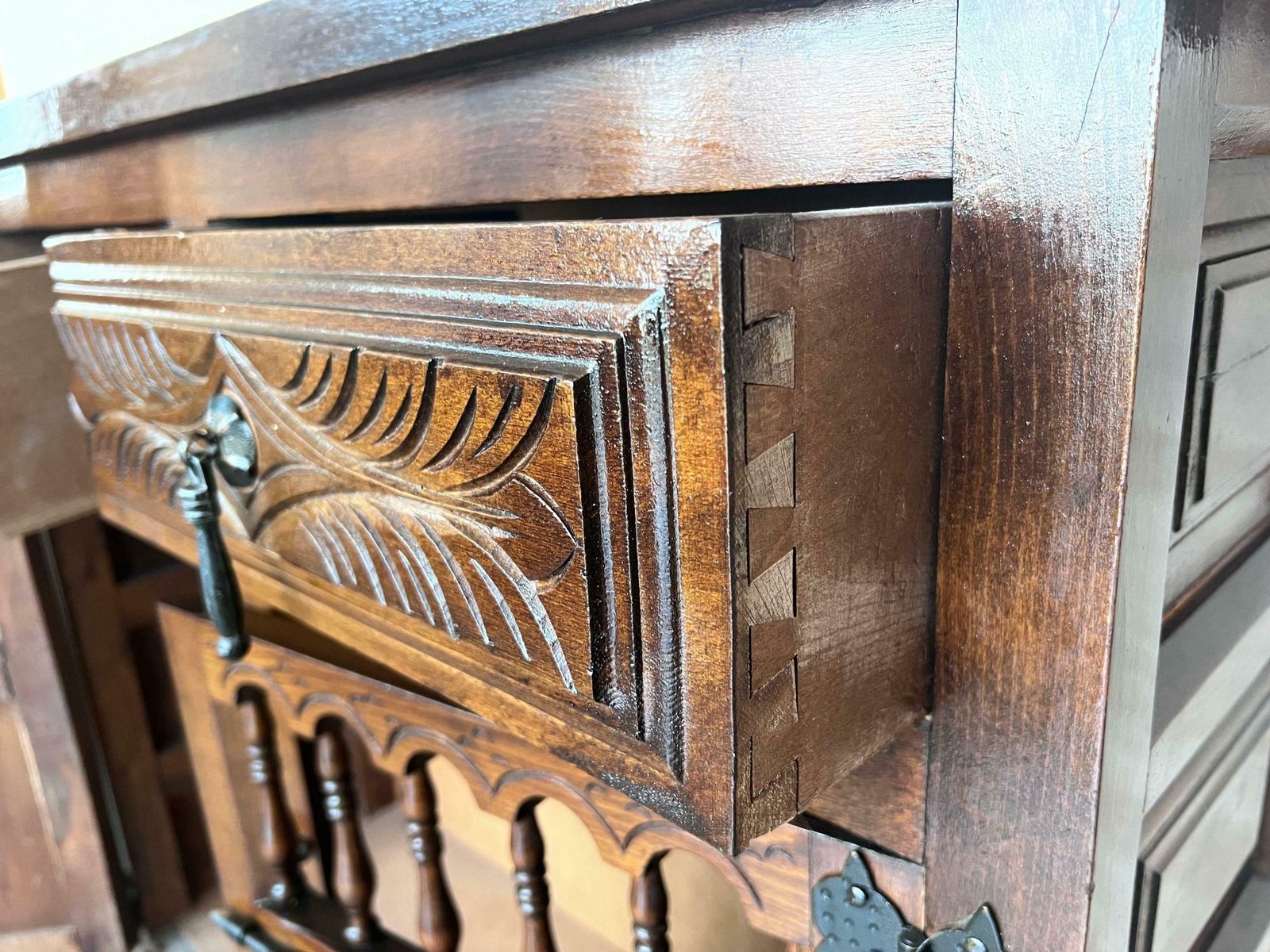 Mobilier Grande crédence baroque catalane en noyer sculpté, XXe siècle photo