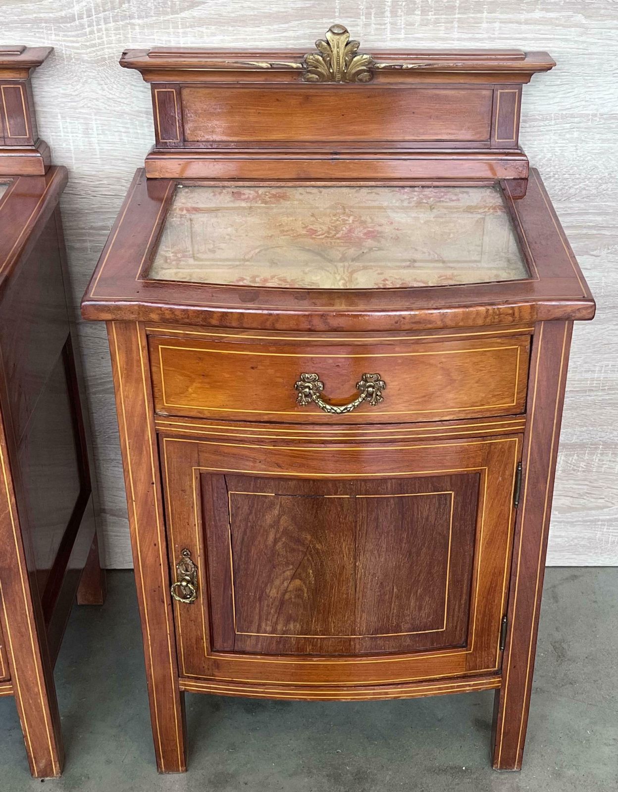 Tables de chevet françaises de style Louis XV en bois de citronnier, une porte - paire photo buy