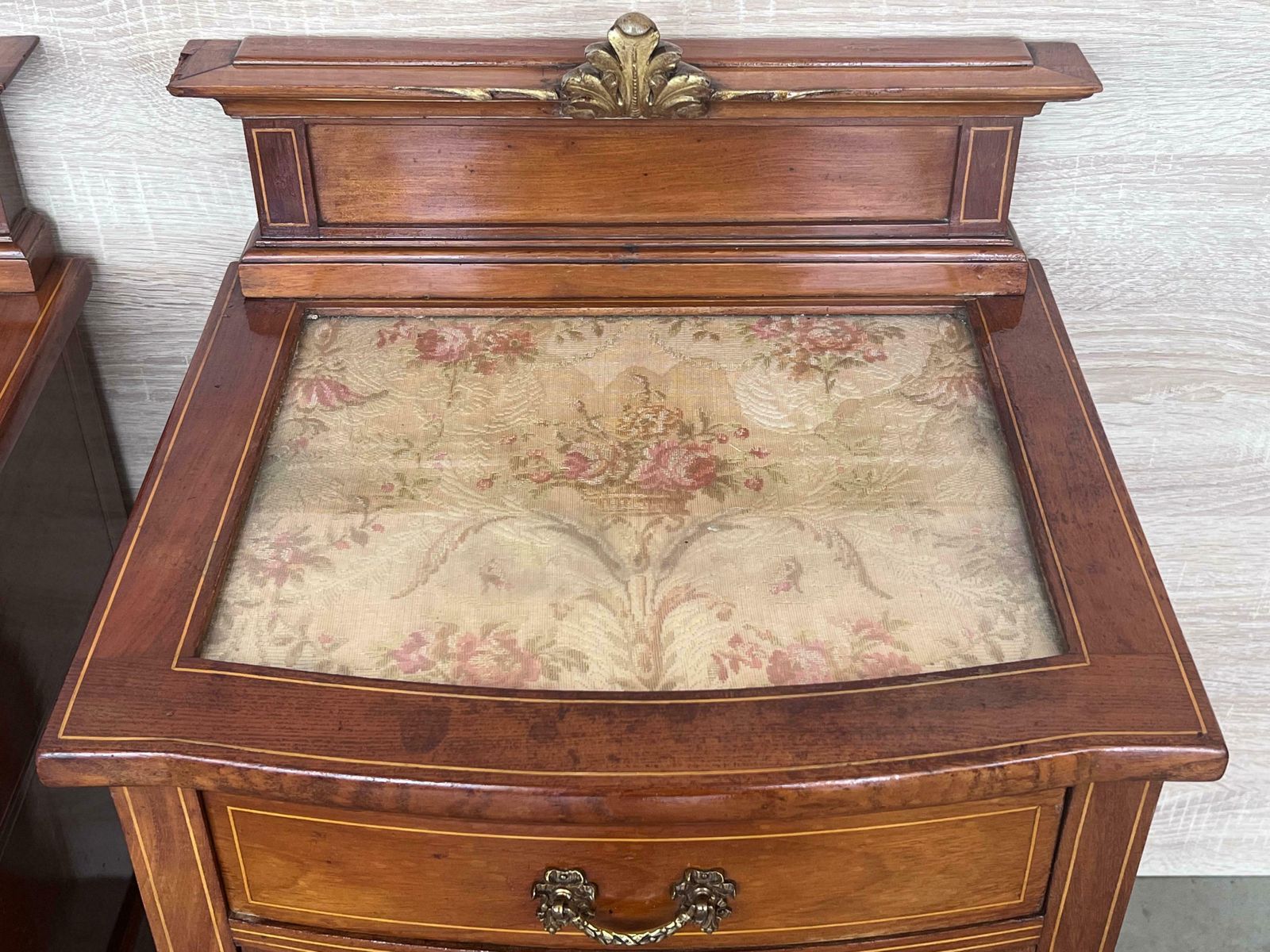 Mobilier Tables de chevet françaises de style Louis XV en bois de citronnier, une porte - paire photo