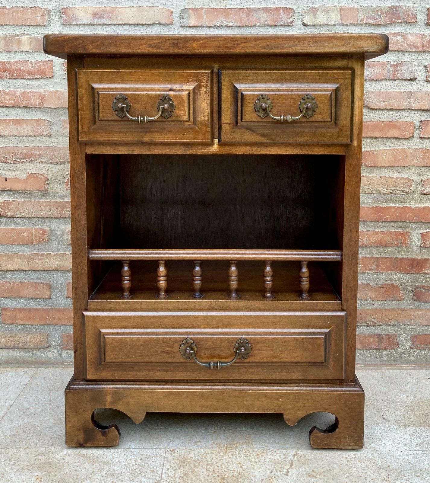 Tables de chevet espagnoles du XXe siècle, trois tiroirs, une étagère et quincaillerie en bronze, années 1970 photo for sale