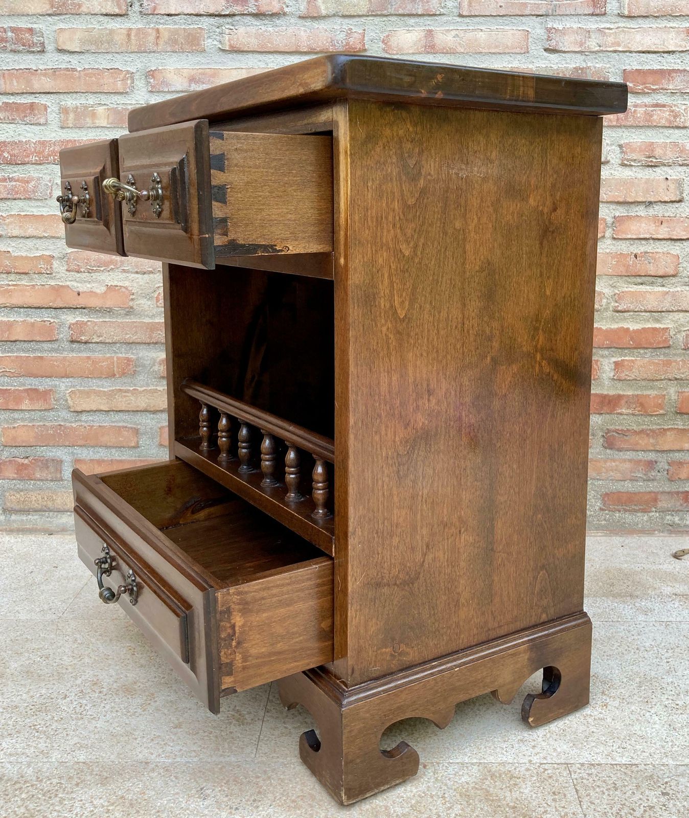 Tables de chevet espagnoles du XXe siècle, trois tiroirs, une étagère et quincaillerie en bronze, années 1970 photo vinterior
