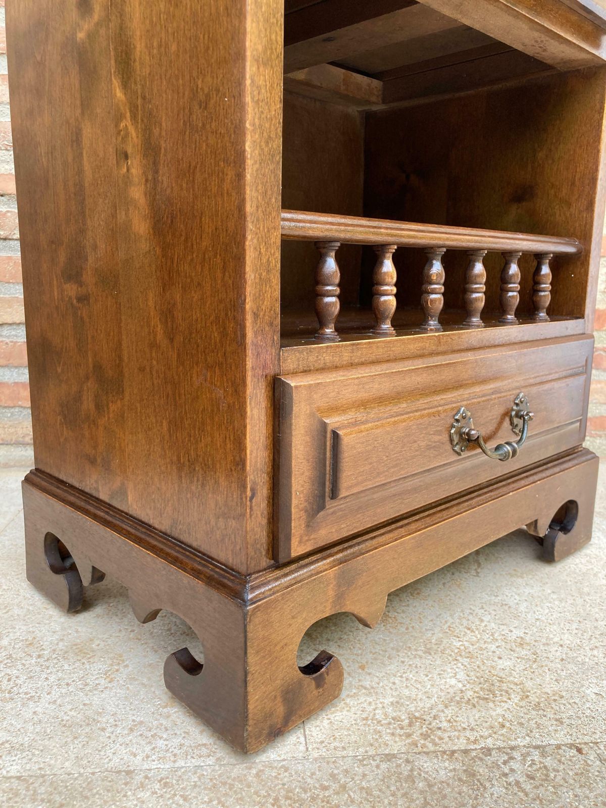 photo furniture Tables de chevet espagnoles du XXe siècle, trois tiroirs, une étagère et quincaillerie en bronze, années 1970