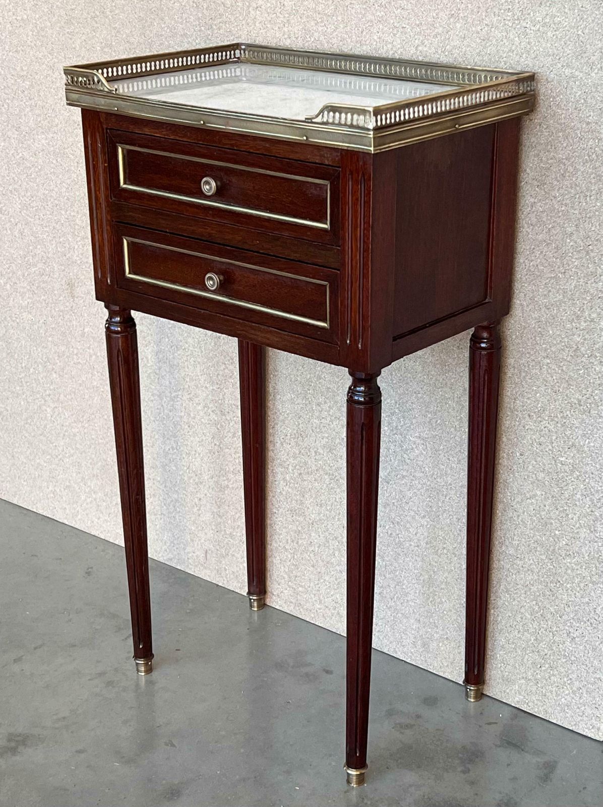 Paire de tables de chevet de style Louis XVI, plateau en marbre, bronze et noyer, XXe siècle photo furniture