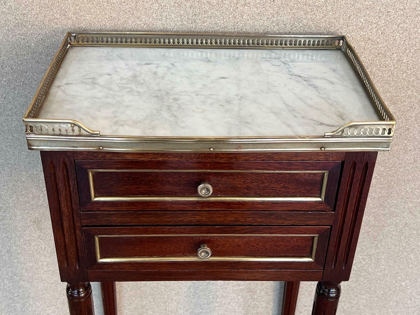 photo furniture Paire de tables de chevet de style Louis XVI, plateau en marbre, bronze et noyer, XXe siècle