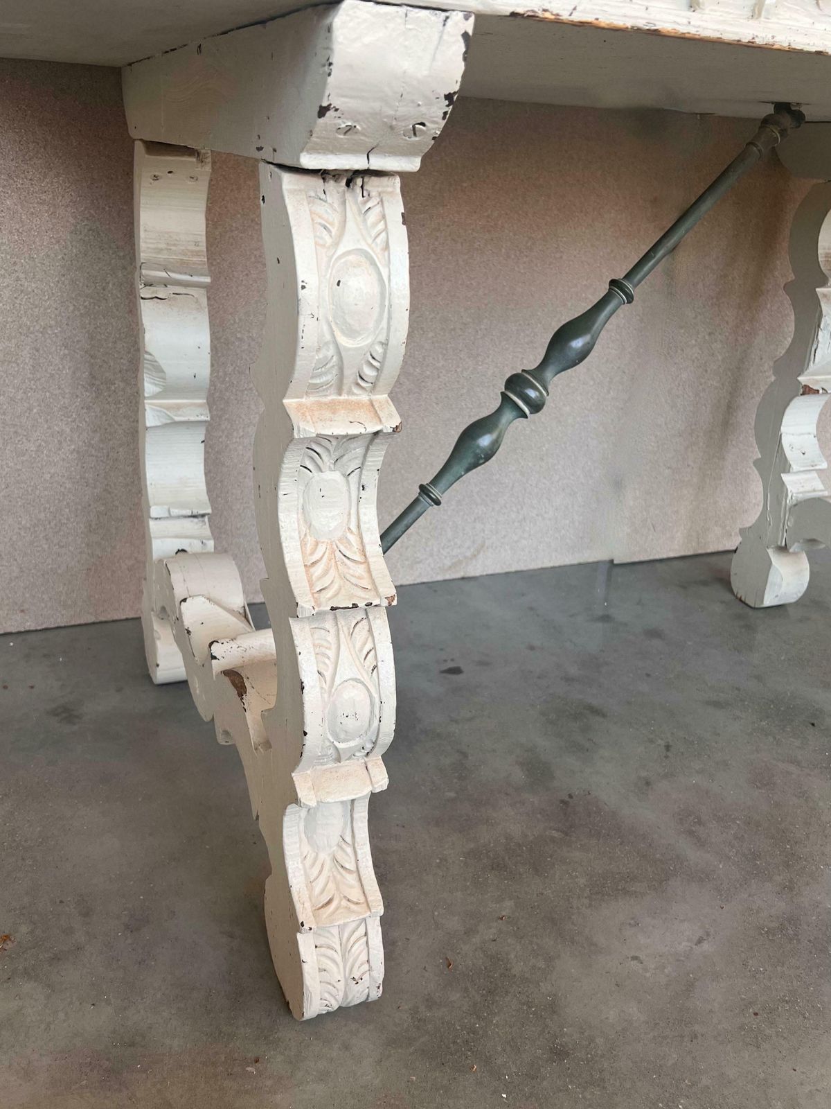 photo vinterior Grande table console ou de milieu, peinte en blanc, pieds en lyre, XIXe siècle
