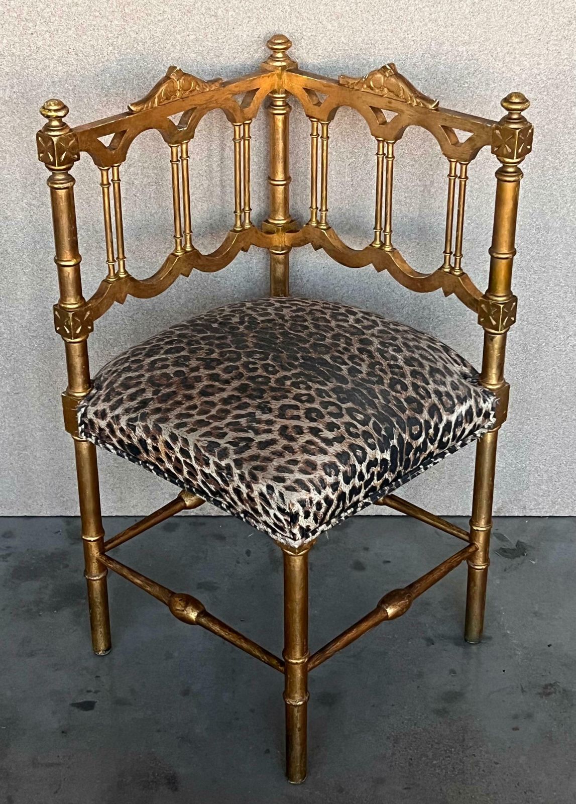 Paire de fauteuils d'angle de style provincial français en bois doré, vers 1900 photo vinterior