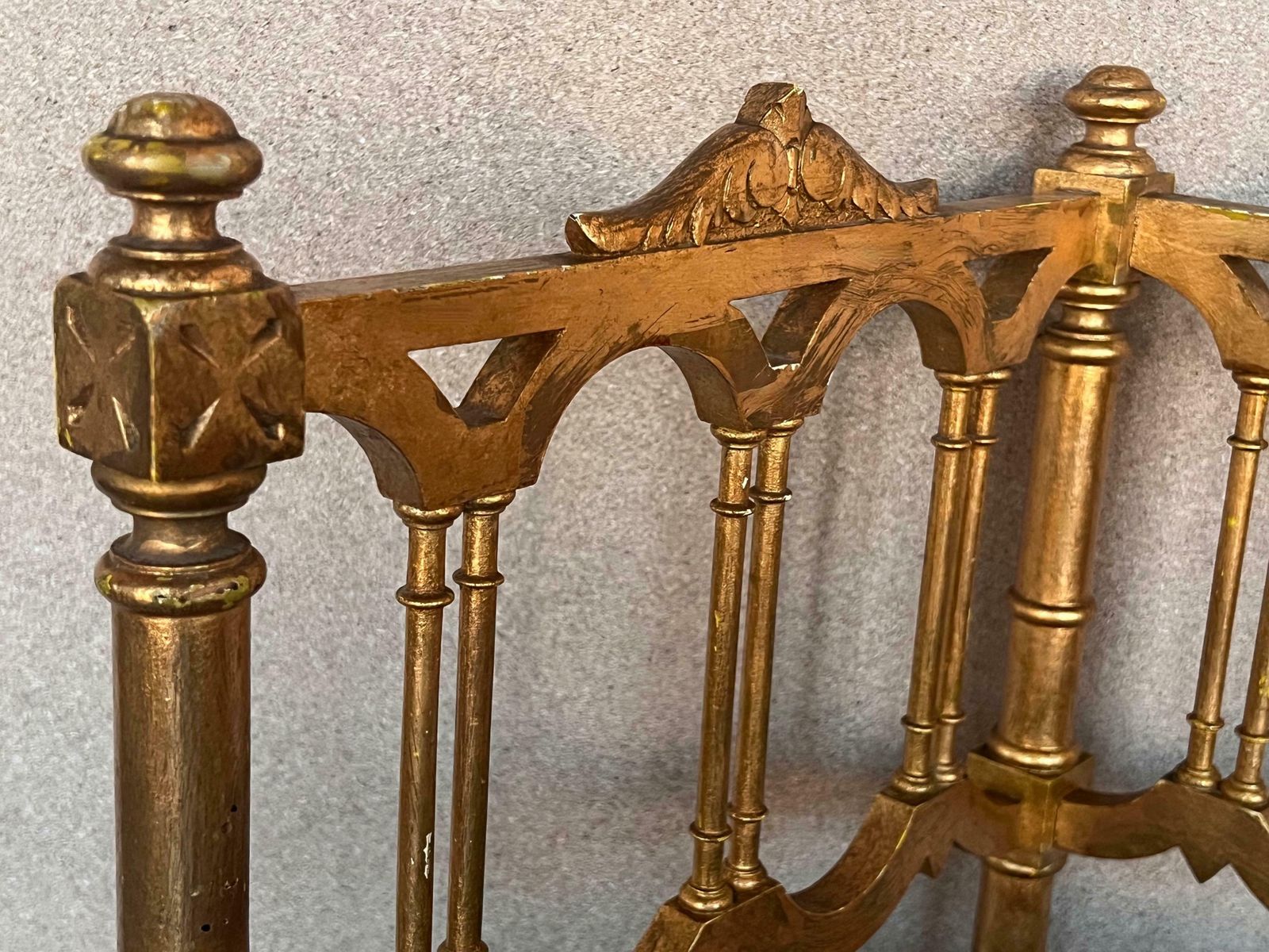 photo furniture Paire de fauteuils d'angle de style provincial français en bois doré, vers 1900