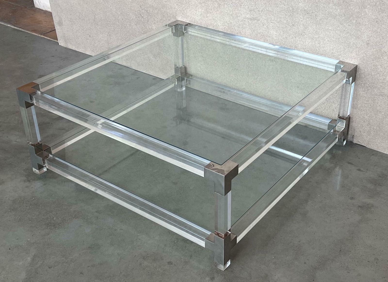 Table basse carrée mid-century en lucite avec détails en métal chromé photo buy