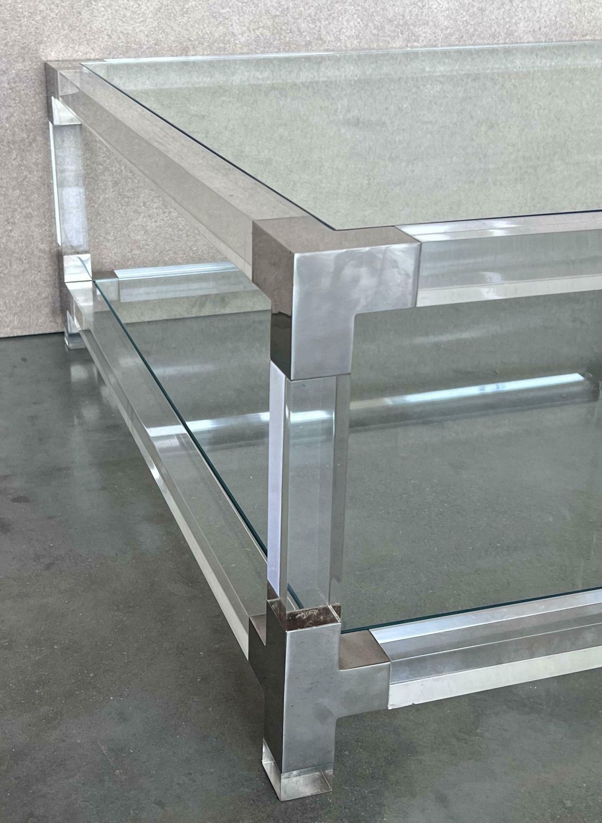 photo furniture Table basse carrée mid-century en lucite avec détails en métal chromé