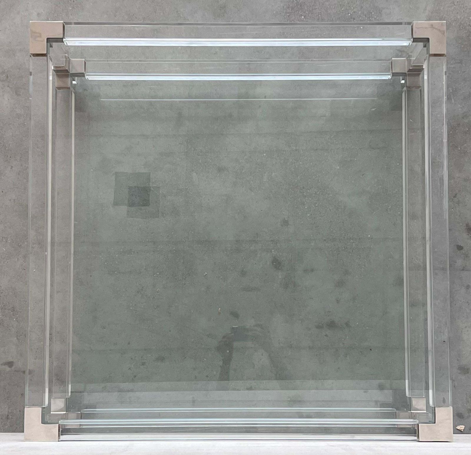 photo for sale Table basse carrée mid-century en lucite avec détails en métal chromé