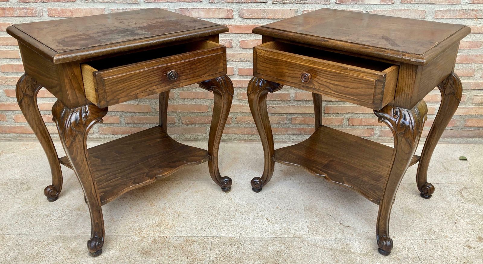 Tables de chevet Louis XV en noyer avec tiroir et étagère ouverte, années 1930, lot de 2 photo vinterior