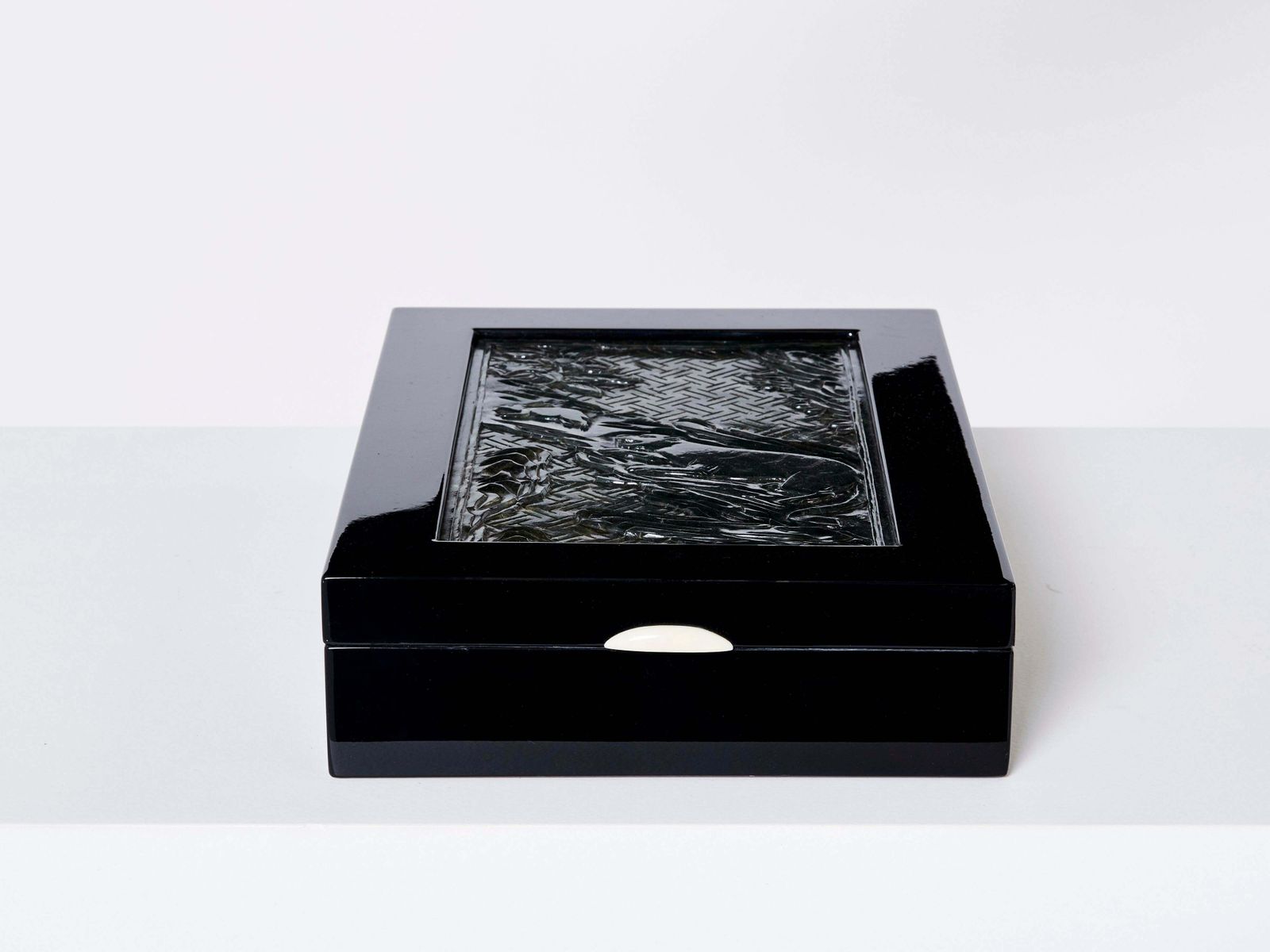 Boîte Art déco française en laque noire, jade sculpté, 1930 photo furniture