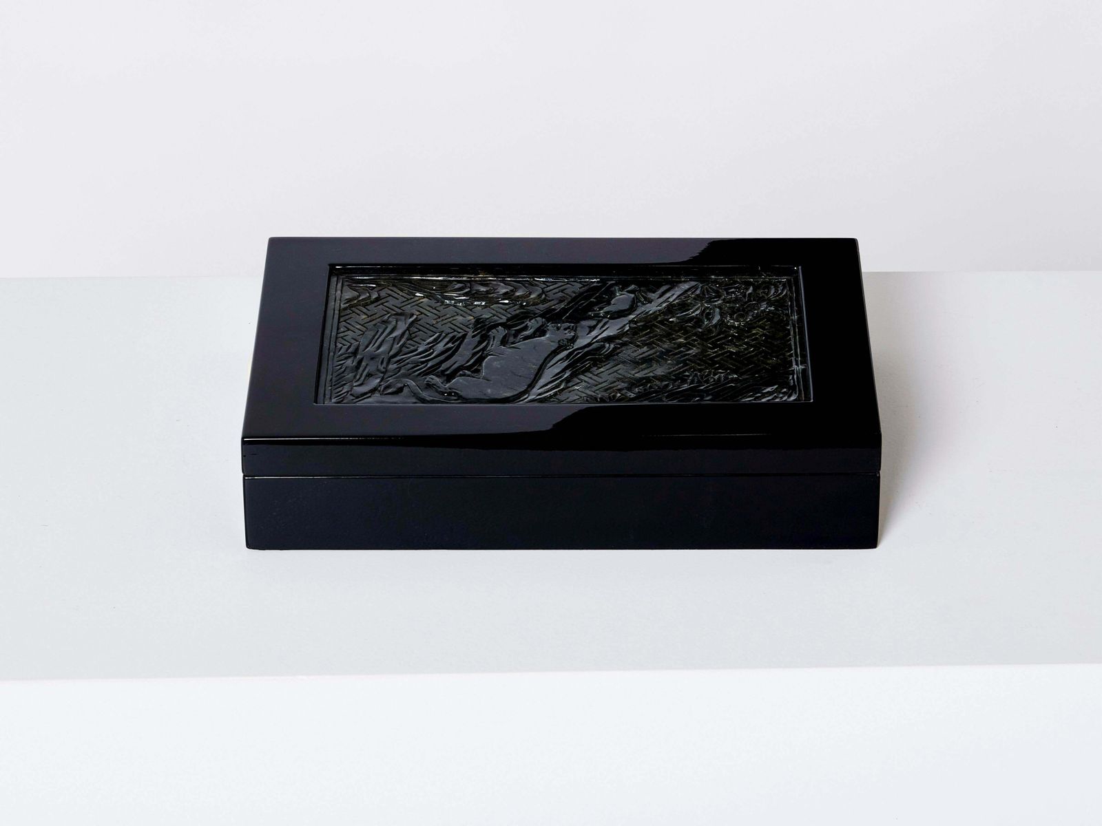 Boîte Art déco française en laque noire, jade sculpté, 1930 photo vinterior