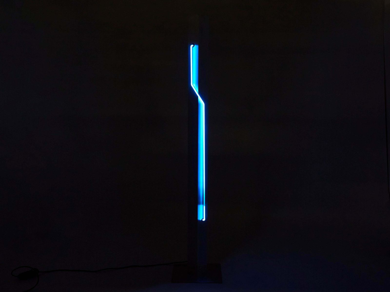 Lampadaire en acier au néon bleu, par Rudi Stern et Dan Chelsea pour Kovacs, 1983 photo vintage