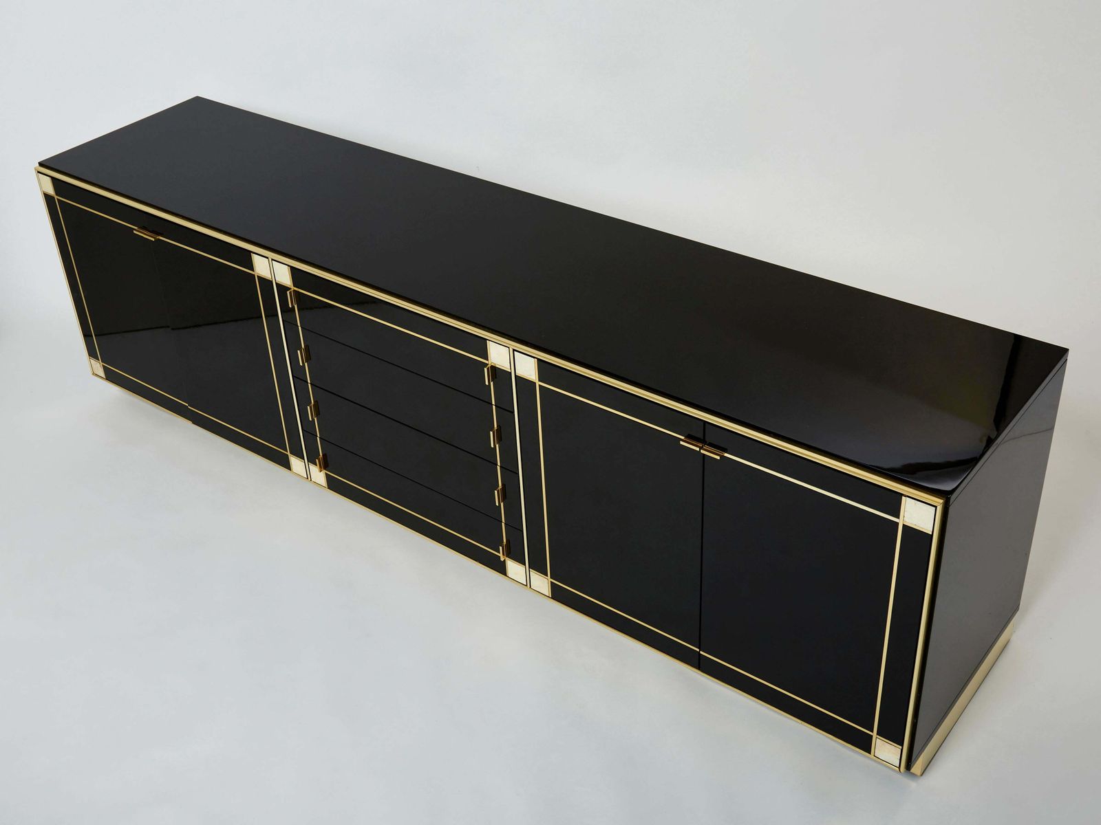 Mobilier Buffet Pierre Cardin en laiton et laque noire avec incrustations de nacre, années 1980 photo