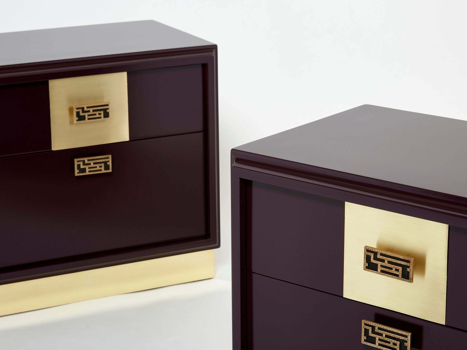 Paire de tables de chevet Luciano Frigerio laquées prune et laiton, Italie, années 1970 photo furniture