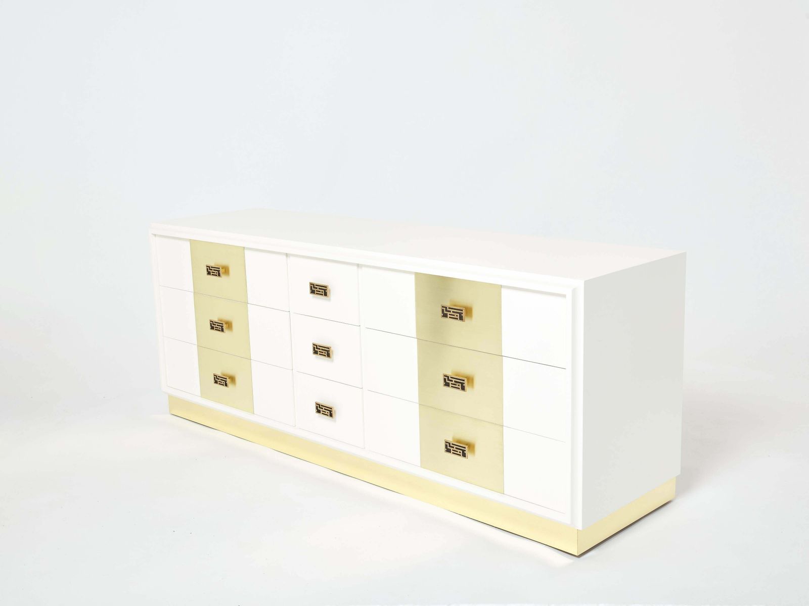 Commode Luciano Frigerio laquée blanc cassé en laiton, années 1970 photo furniture