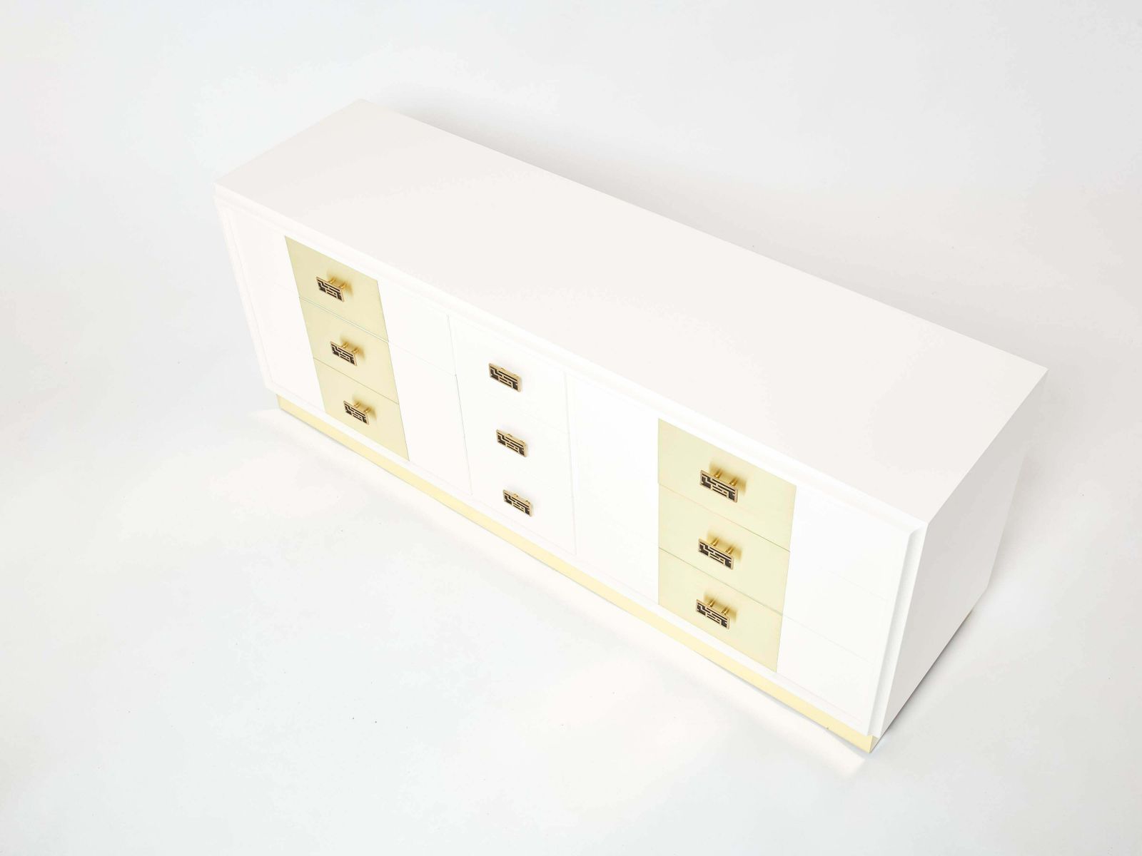 Commode Luciano Frigerio laquée blanc cassé en laiton, années 1970 photo for sale