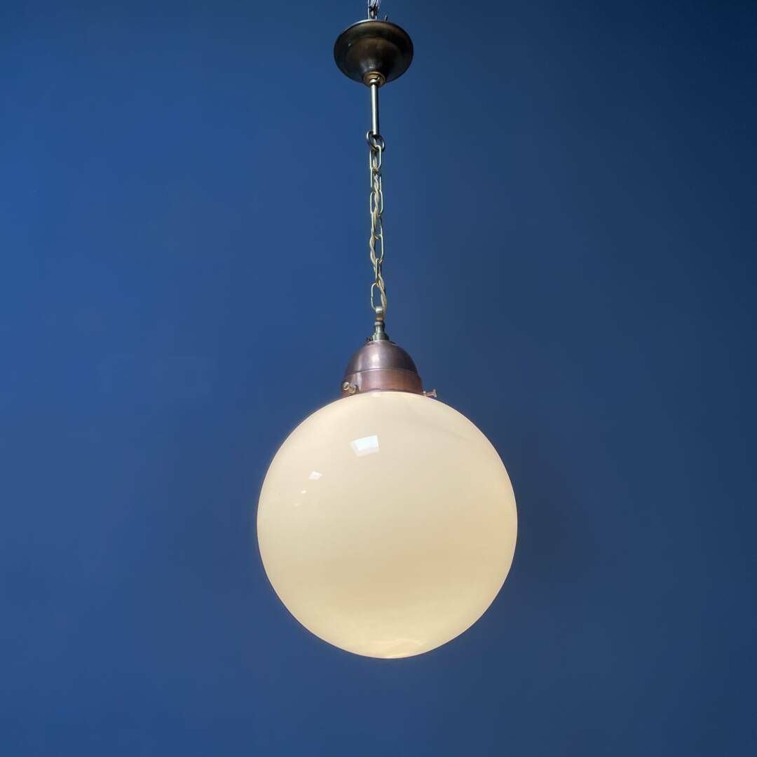 Opaline Glazen Bollamp Met Koperen Fitting photo Verlichting