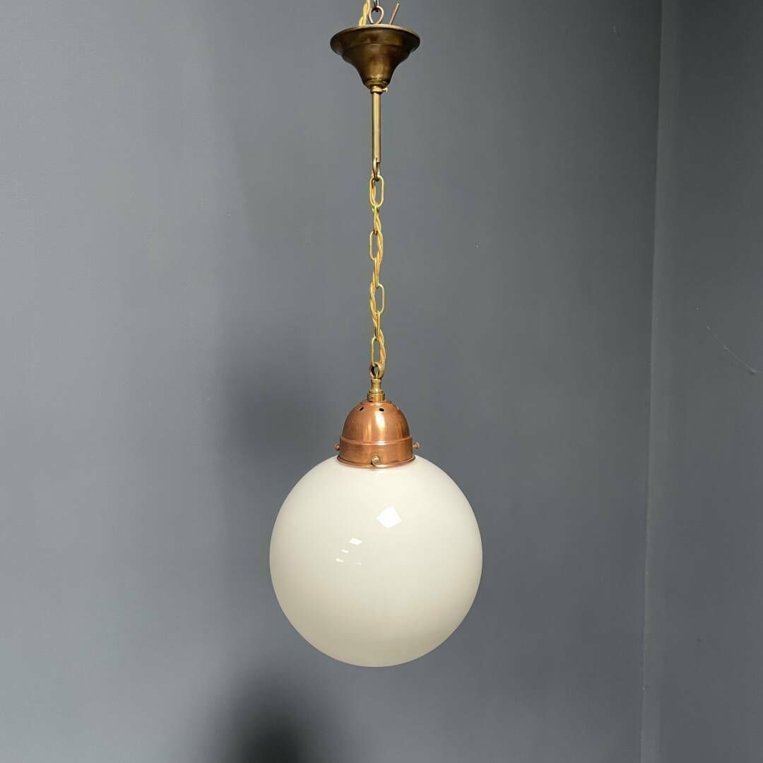 photo furniture Opaline Glazen Bollamp Met Koperen Fitting