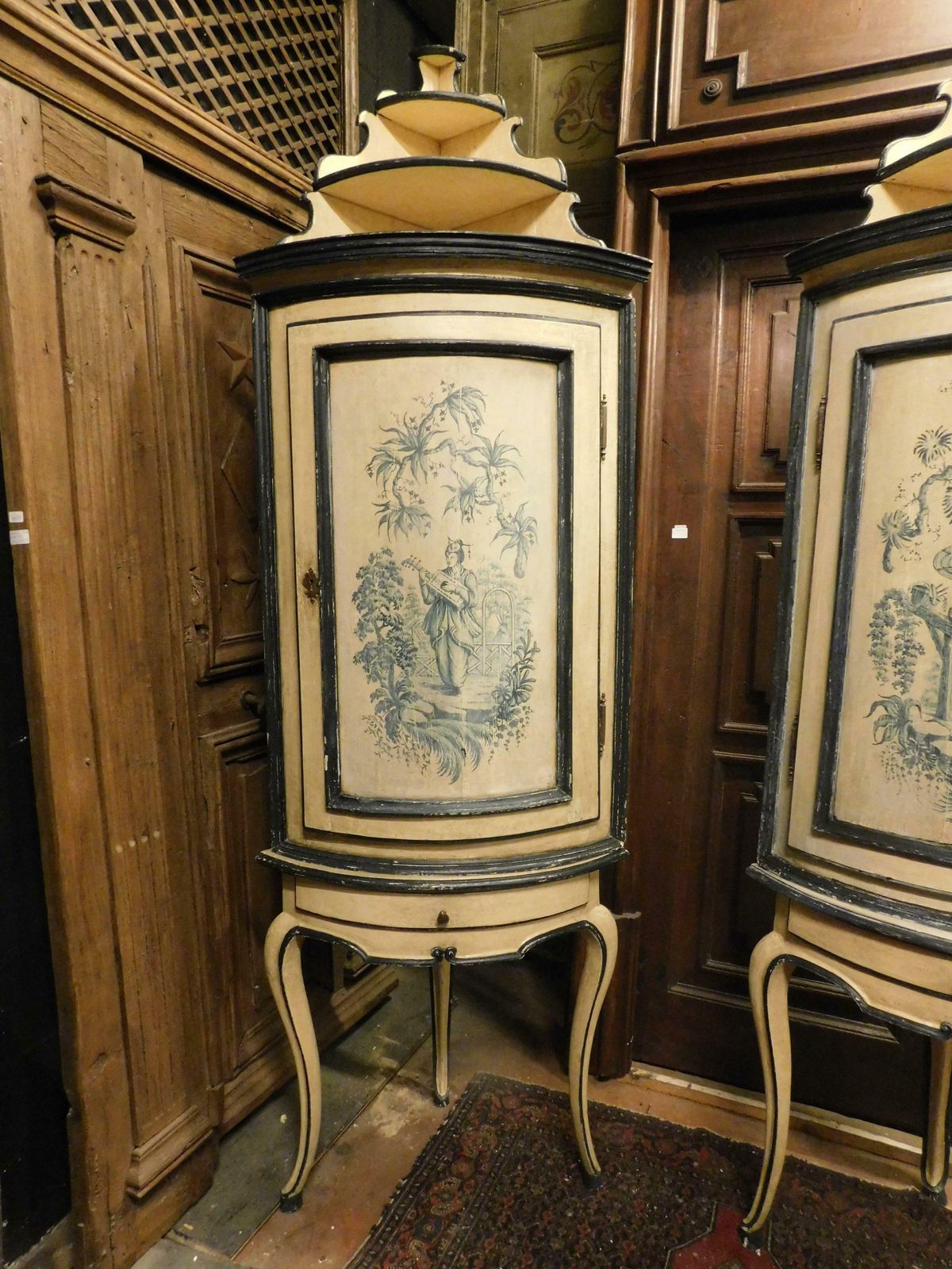 photo furniture Antique Pair Of Corner Cabinets In Lacquered Wood With Chinoiserie, 18th Century
