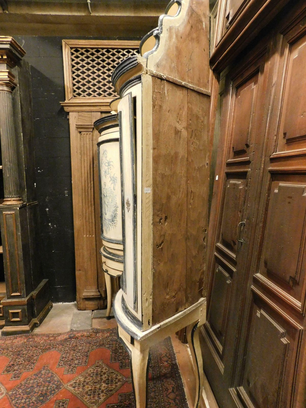 photo vinterior Antique Pair Of Corner Cabinets In Lacquered Wood With Chinoiserie, 18th Century