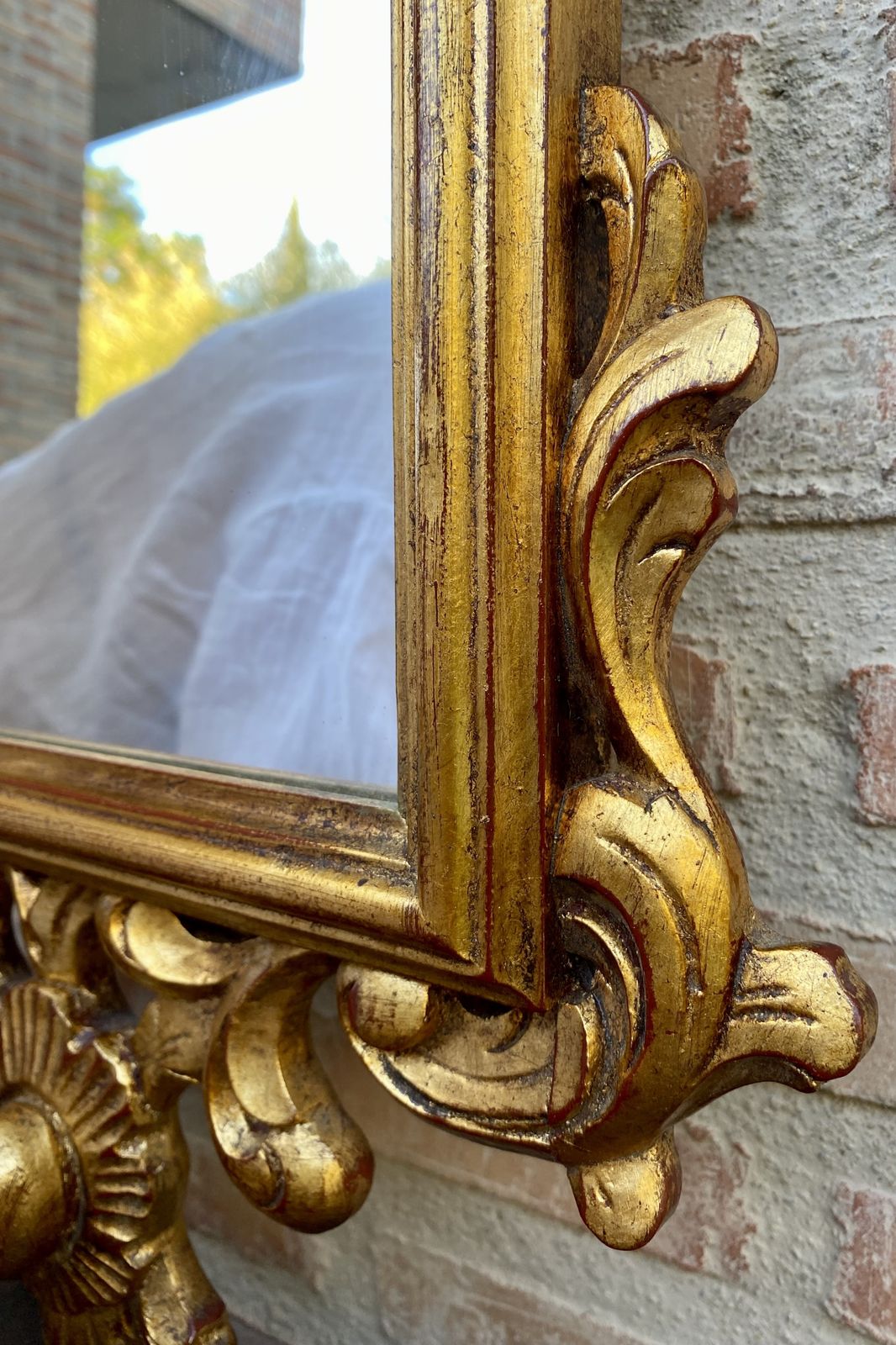 Vergulde Gebeeldhouwde Wandspiegel In Franse Rococo Stijl Met Olieverfchildering Van Bloemenmotieven photo Woonaccessoires