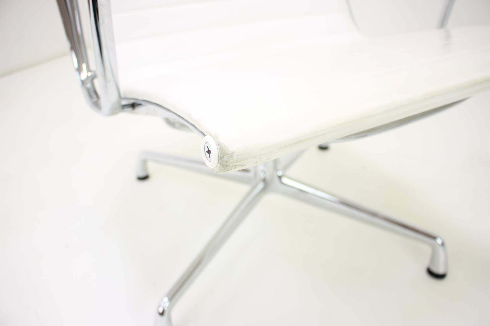 photo furniture Stoel Van Charles & Ray Eames Voor Vitra, Ea 107