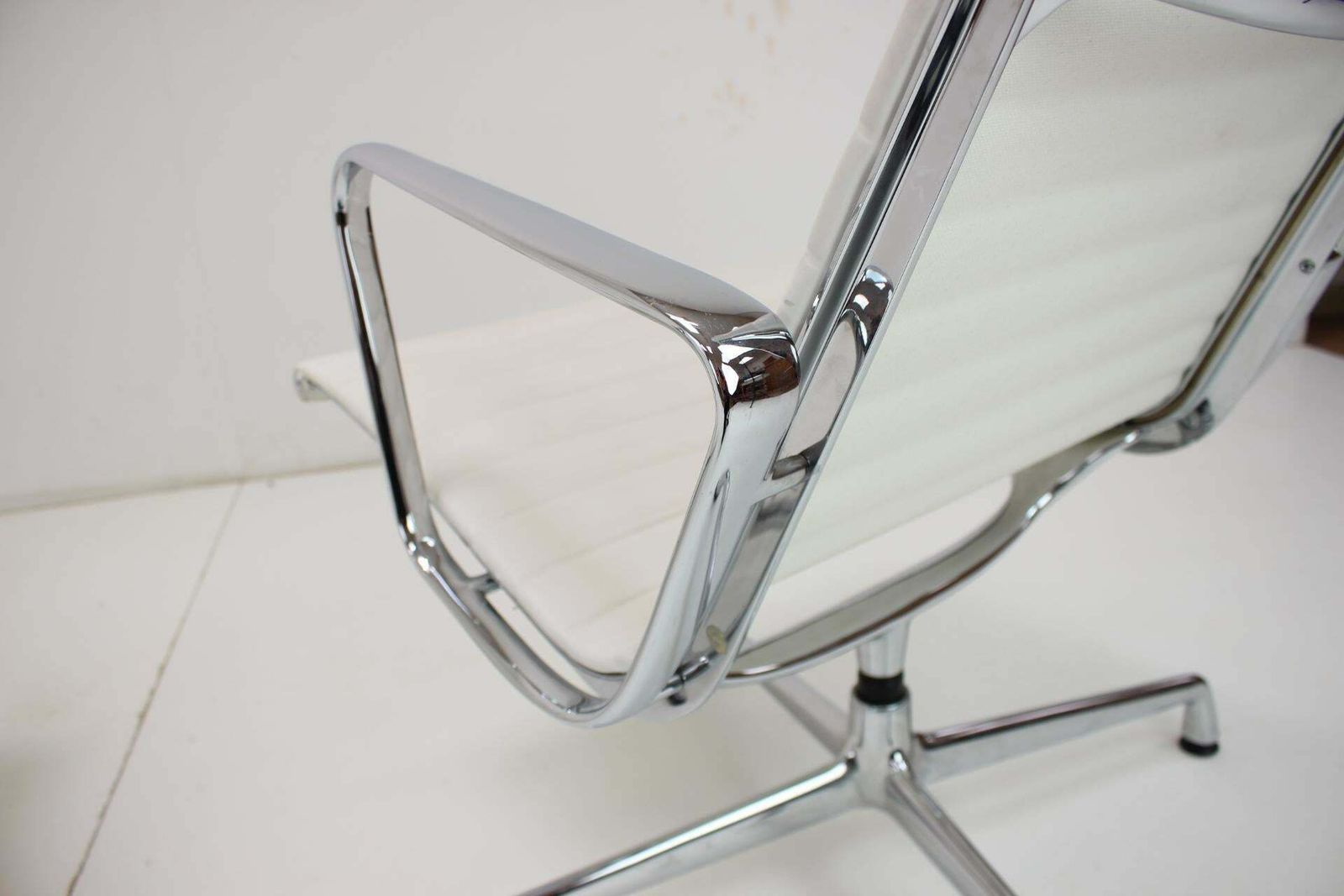 photo vintage Chair By Charles & Ray Eames For Vitra, Ea 107