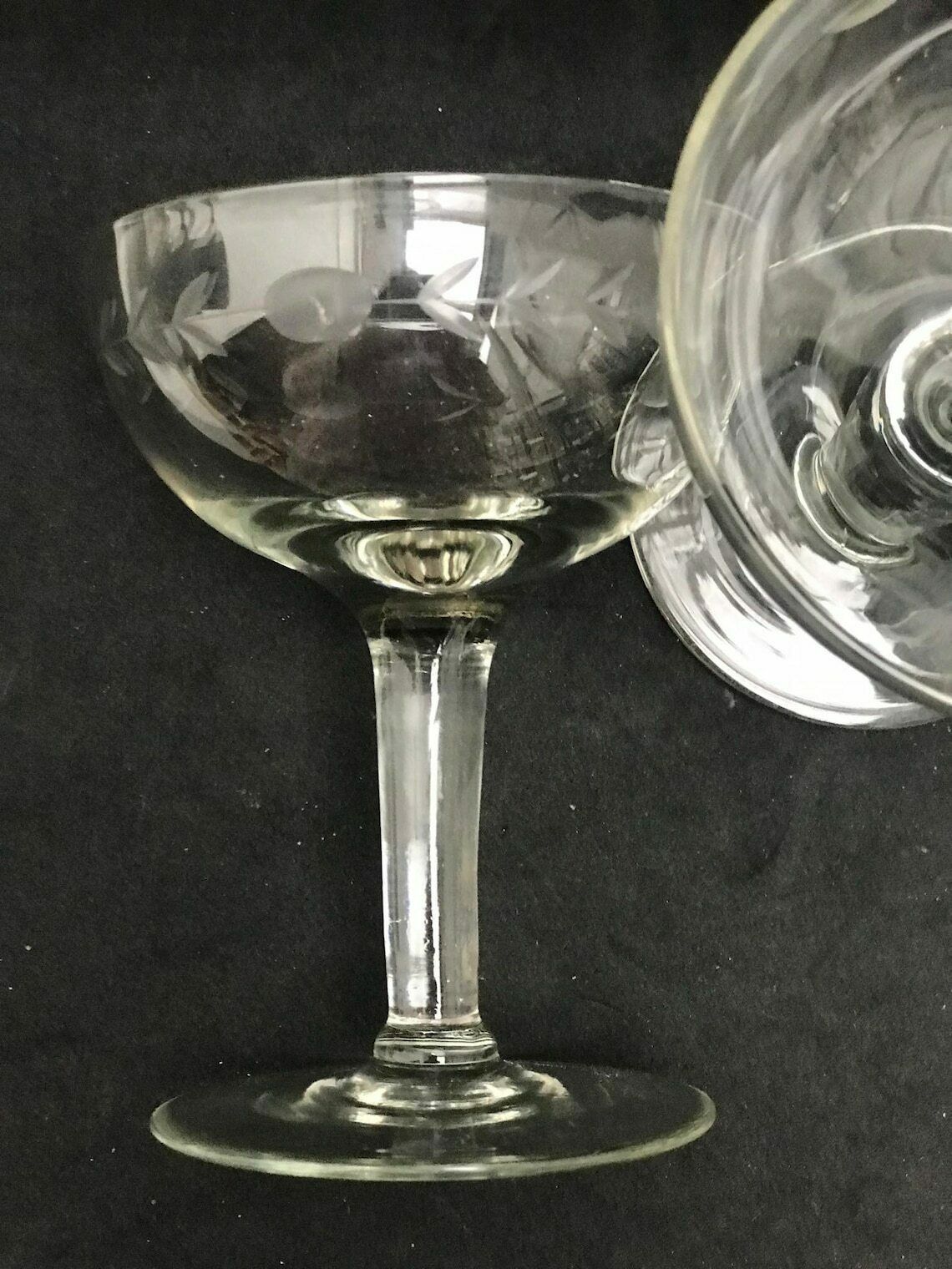 photo for sale Champagnecoupes – Set Van 2 Antieke Kristallen Coupes, Ca. Jaren 1920, Frans, Steelglazen, Barcartdecoratie, Cocktailglazen
