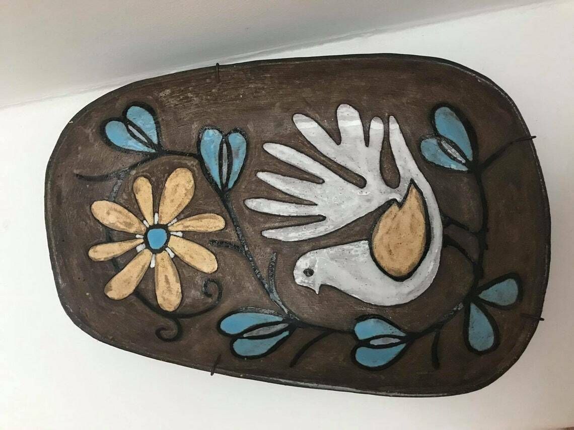 photo furniture Decoratief keramisch bord jaren 1950 – groot wanddecor – keuken – vogel/duif – bloemen – bruin steengoed – geëmailleerd – polychroom – Mid-Century Modern – gesigneerd