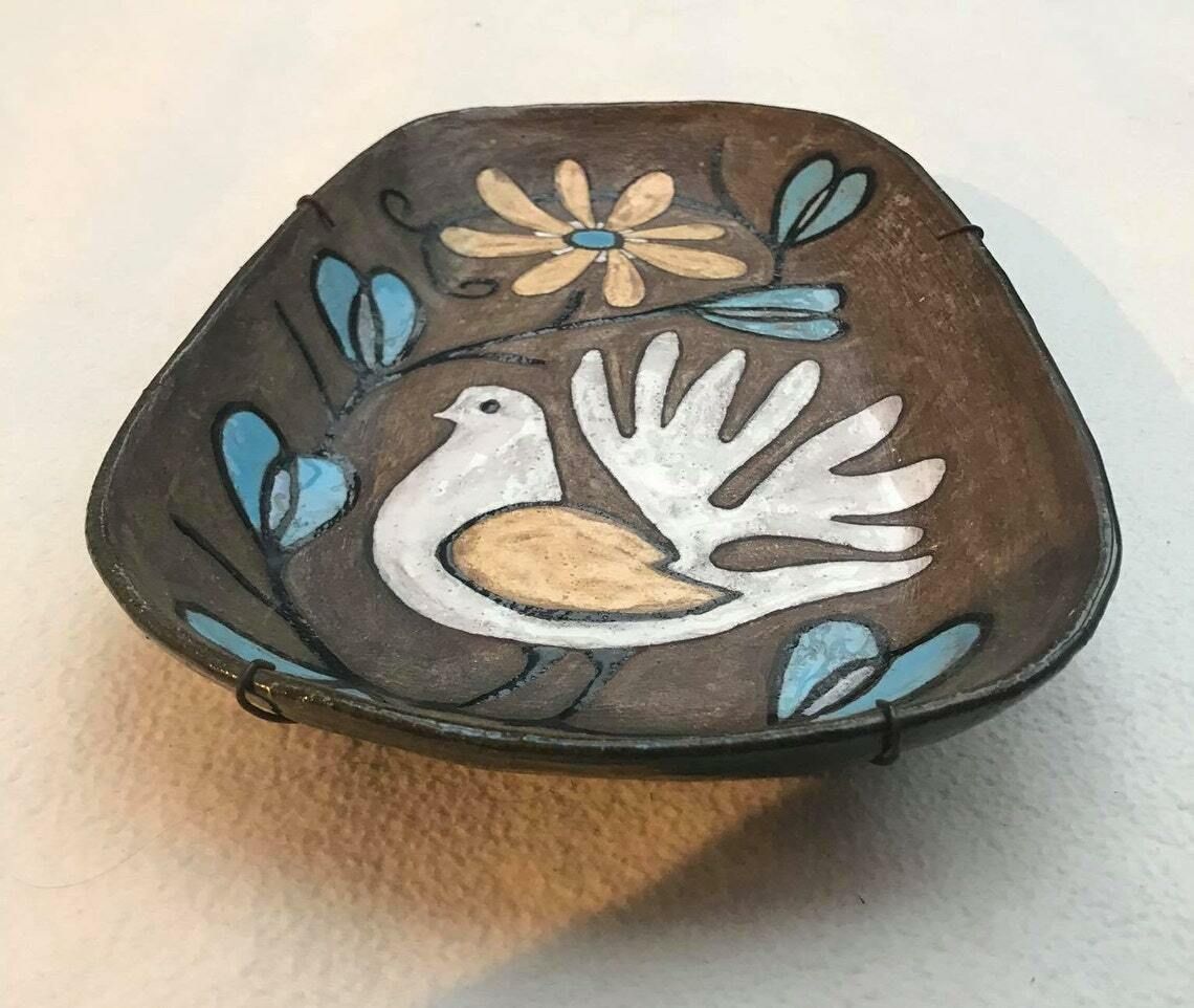 photo for sale Decoratief Keramisch Bord Jaren 1950 – Groot Wanddecor – Keuken – Vogel/Duif – Bloemen – Bruin Steengoed – Geëmailleerd – Polychroom – Mid Century Modern – Gesigneerd