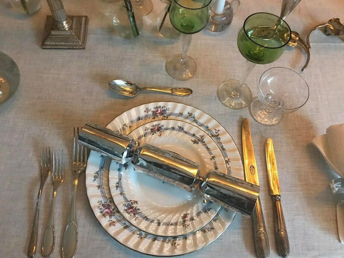 photo furniture Minton Chartwell 6 Dinner Plates Royal Doulton 6 Salad/Dessert Plates Romantic Floral White Golden Rim Wedding Gift Luxury Holidays Table