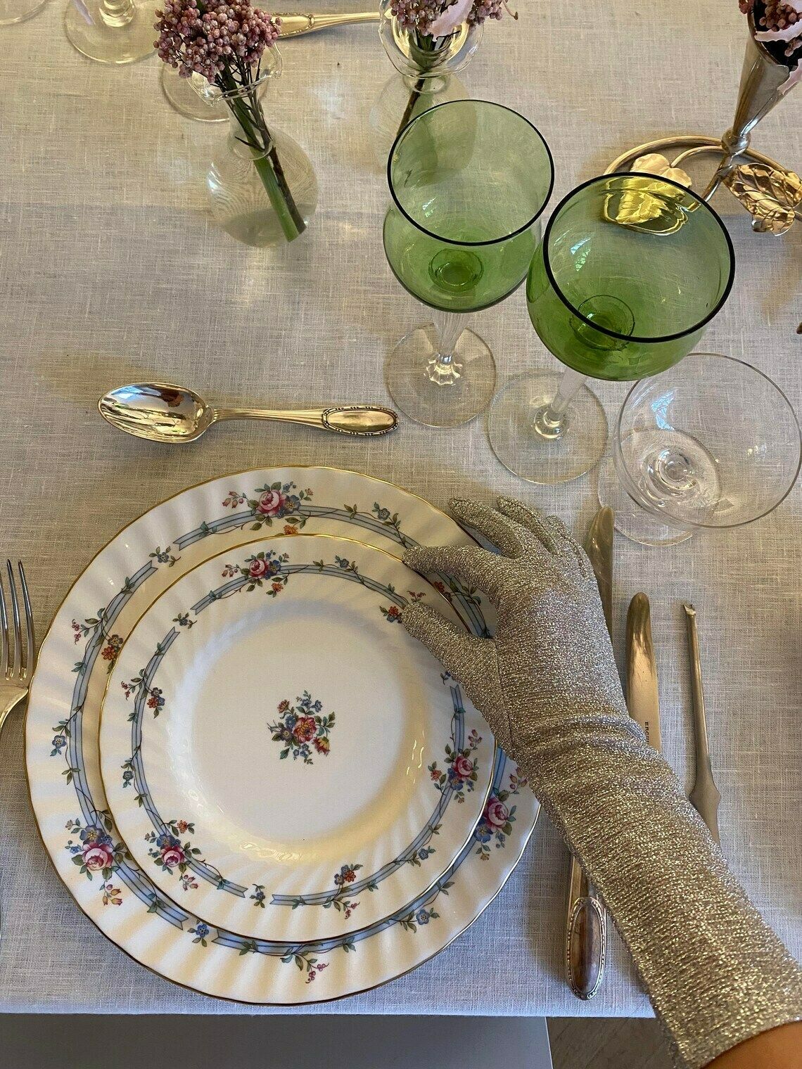 photo for sale Minton Chartwell 6 Dinerborden Royal Doulton 6 Salade /Dessertborden Romantisch Bloemmotief Wit Gouden Rand Huwelijkscadeau Luxe Feestdagen Tafel