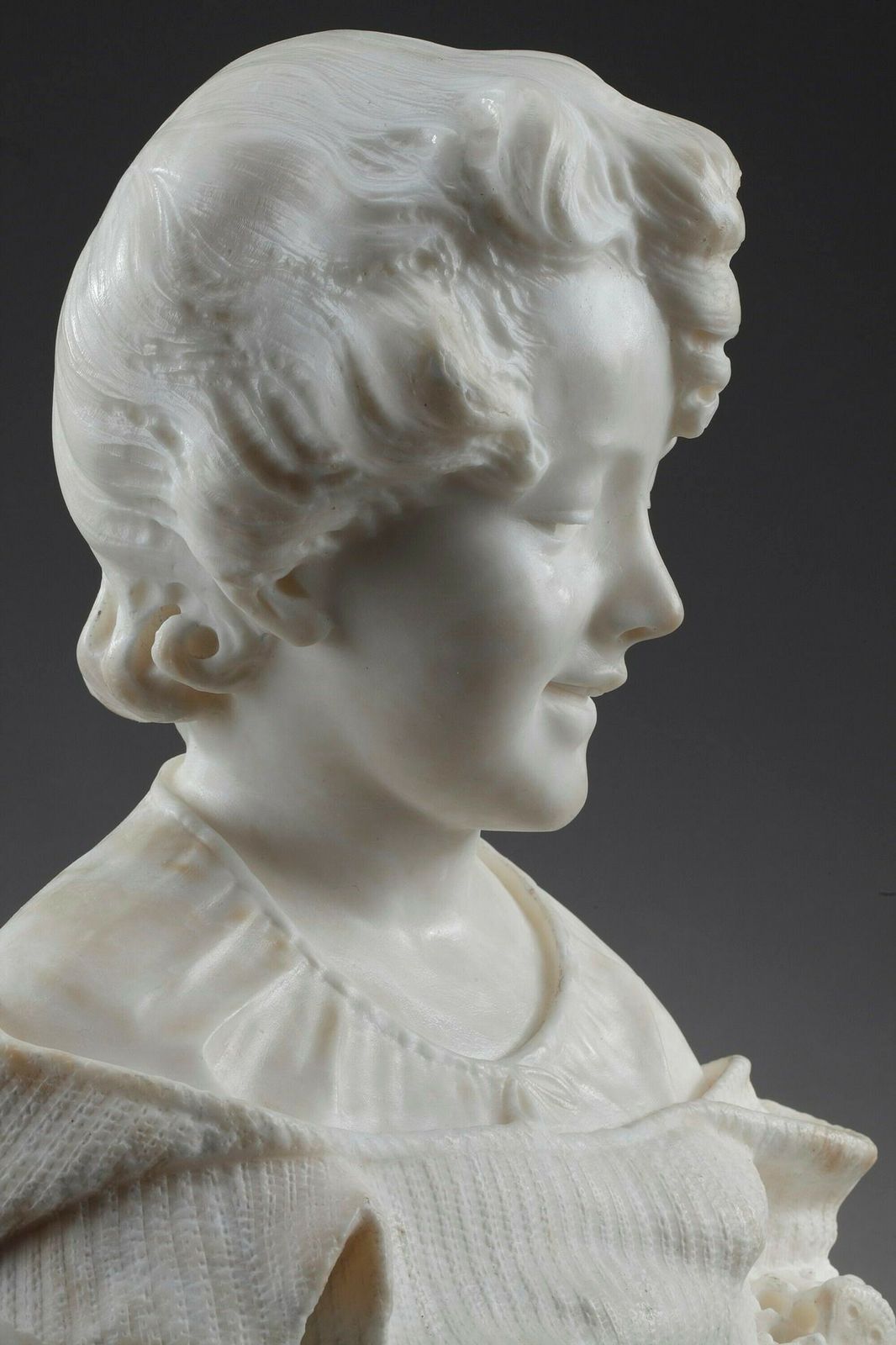 photo vintage Sculpture Alabaster "Bust Of A Young Girl", 19th Century
