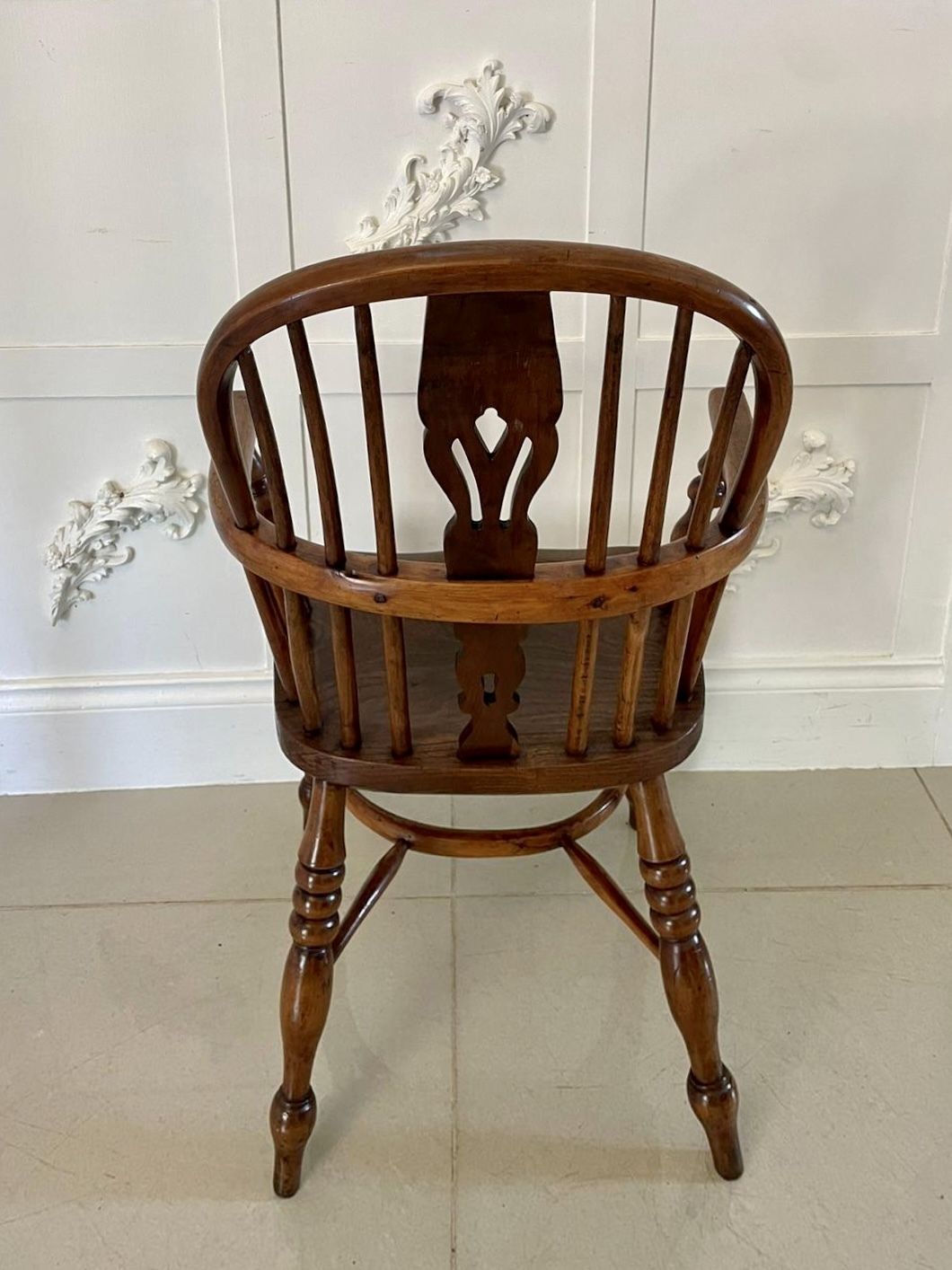 photo vinterior Antique Quality Child’s Yew Wood Windsor Chair
