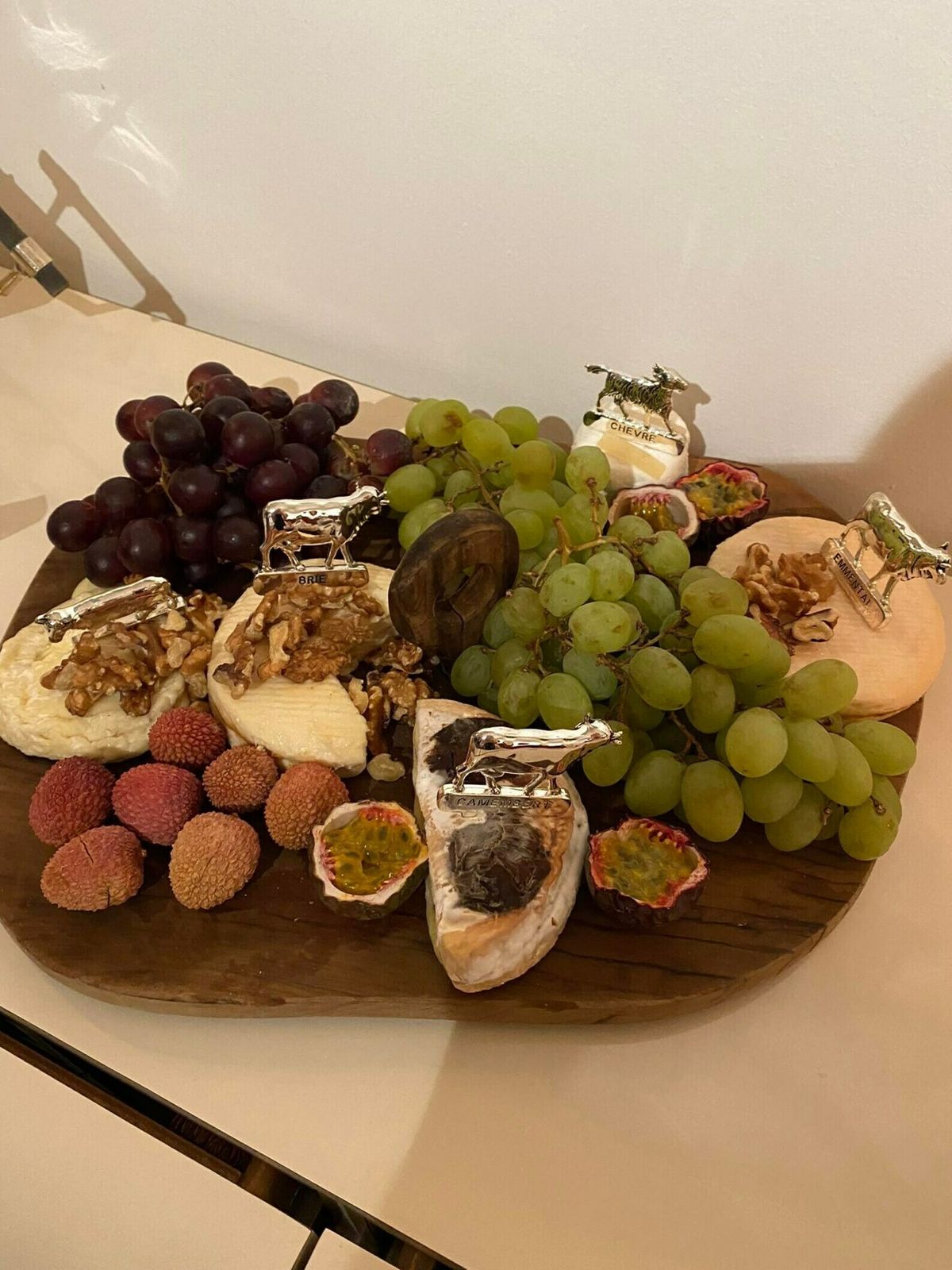 Planche à découper vintage en bois d'olivier, plateau à charcuterie, fromages et apéritifs, accessoire de photographie, planche à pain rustique photo buy