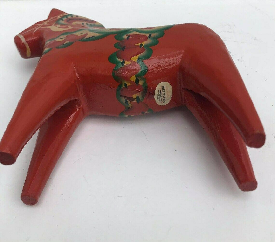 Dala Horse Houten Beeldje Zweeds Nils Olsson 17 Cm Met Sticker En Stof Scandinavisch Handgeschilderd Scandinavisch Design Rood Hout photo vintage