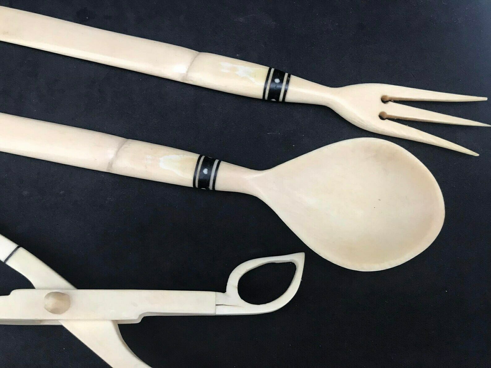 photo furniture Vintage Saladeschepset – Vork En Lepel – Pastelcrème/Wit En Zwart – Etnisch Celluloid Plastic – Ca. 1950 – Cadeau/Tuinfeest