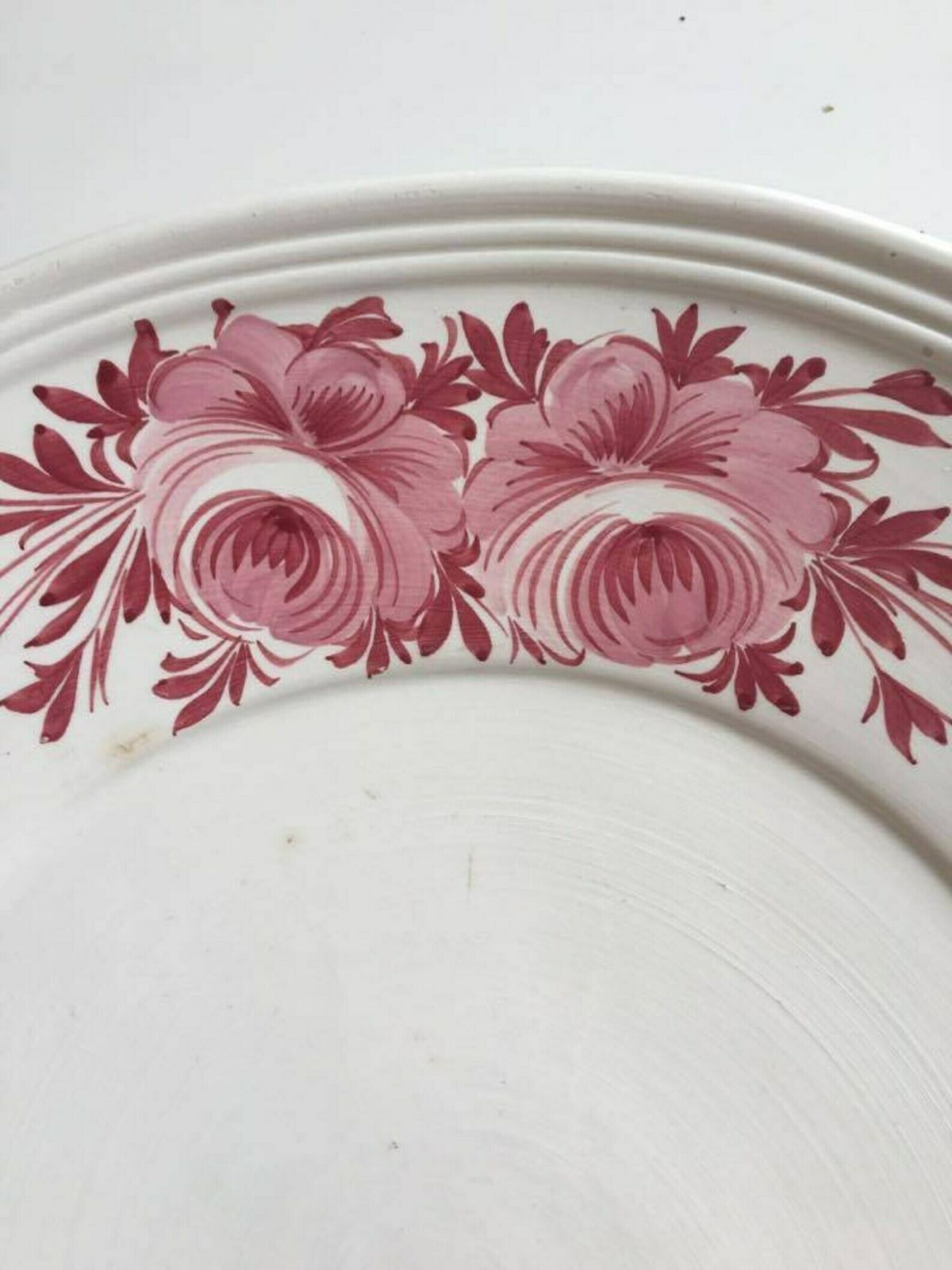 Groot Bord Itaals Aardewerk, Extra Groot Bord Italiaanse Faience Gedecoreerd Met Roze Bloemen, Serveerschaal, Oud Bord, Oud Aardewerk, Mid Century photo for sale