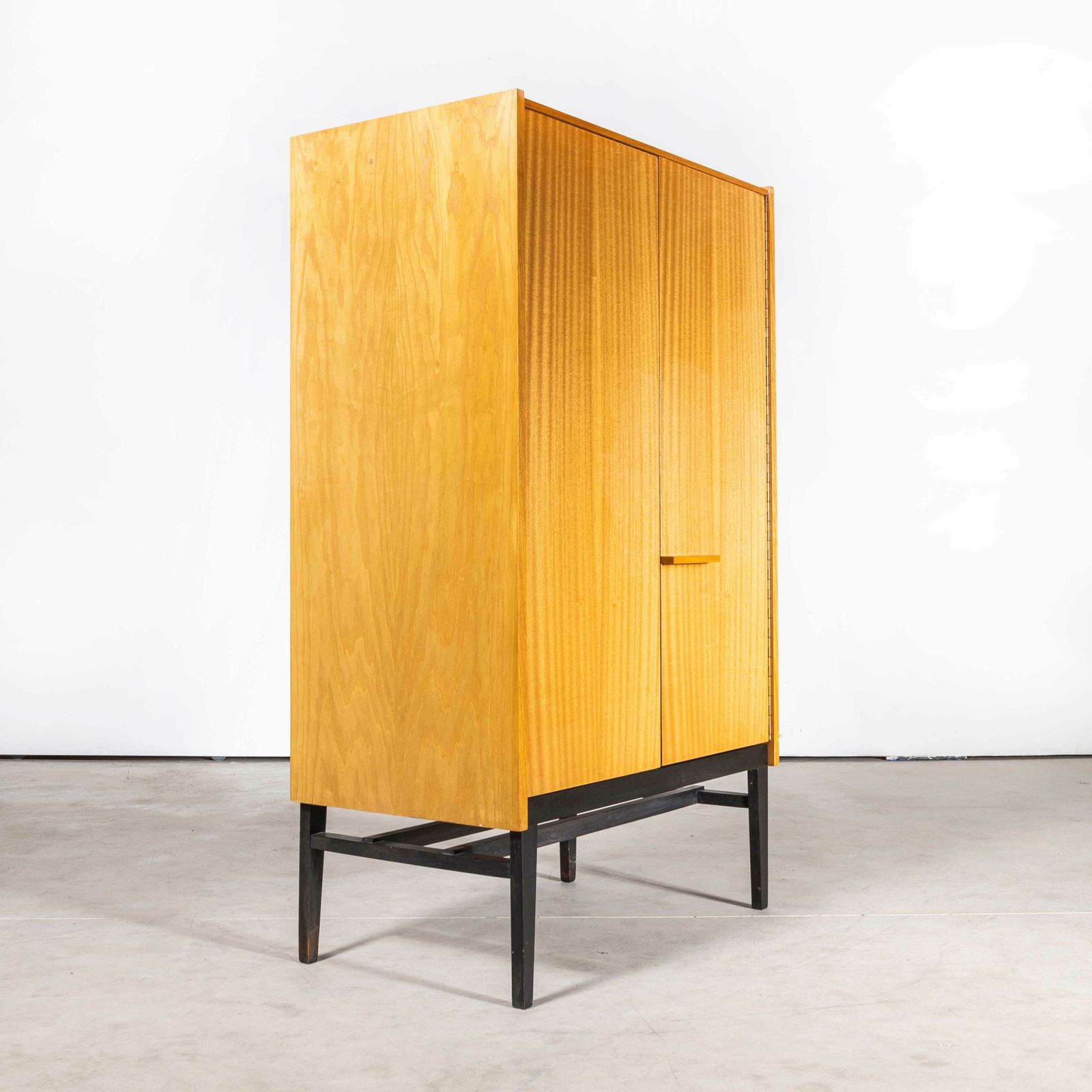 photo furniture 1970’s Good Sized Mid Century Cabinet – Up Zavody