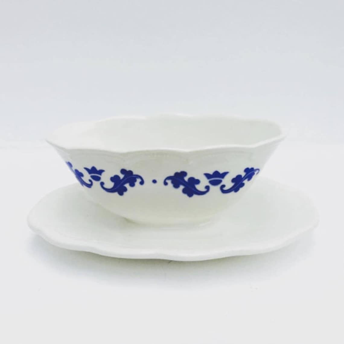 Sauskom Wit Blauw Belgisch Aardewerk Boch Frères La Louvière Tafelservies Bord Met Deksel. Sauskom Blauw En Wit Keramiek, Jaren 1940 photo furniture