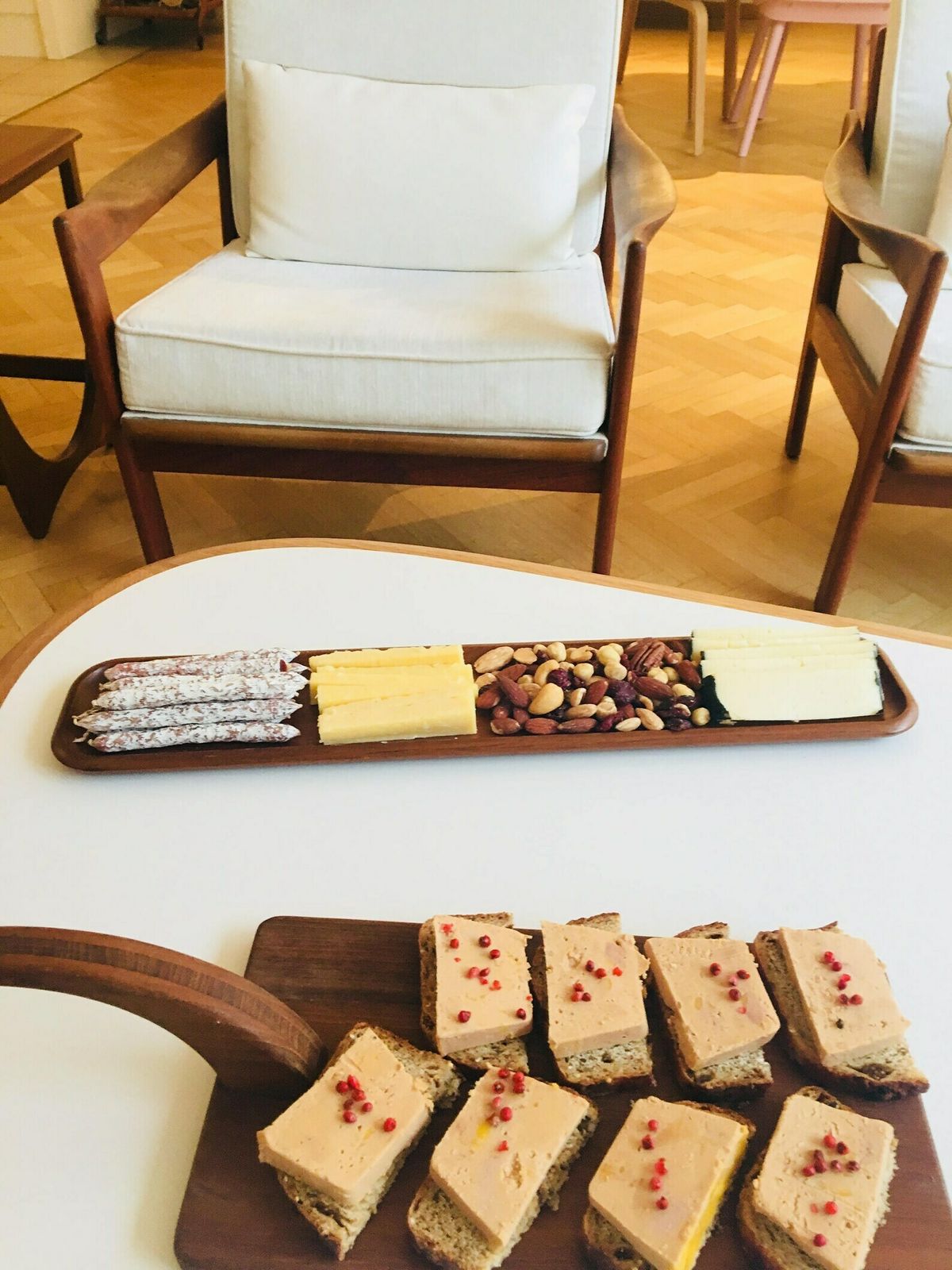 photo furniture Vintage Broodplank, Teakhouten Mid Century Modern Baguettebord Met Broodmes – Vintage Scandinavische Stijl, Mcm Food Photography Prop