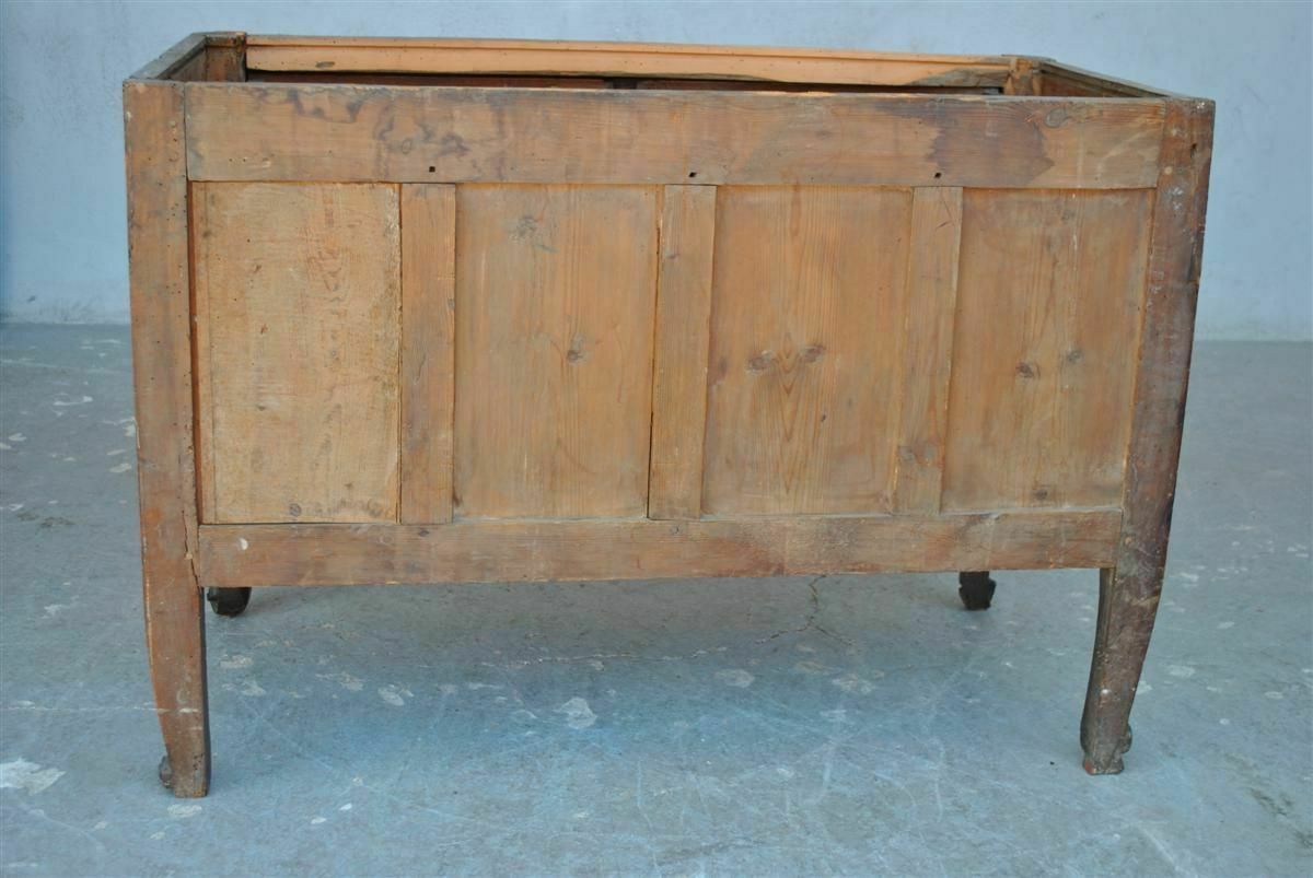 photo furniture Curved Walnut Chest Of Drawers, 18th Century